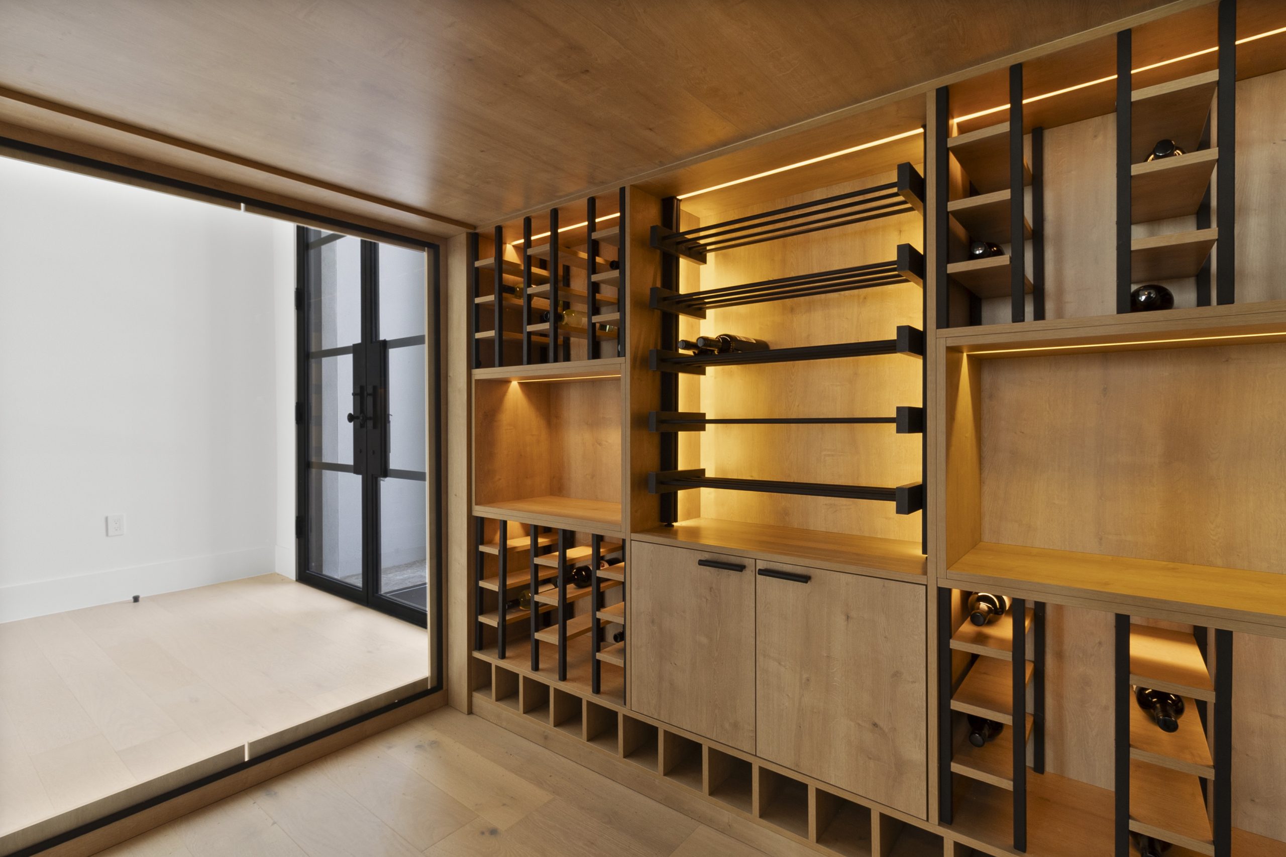 Adega de luxo,. embaixo de escadas.