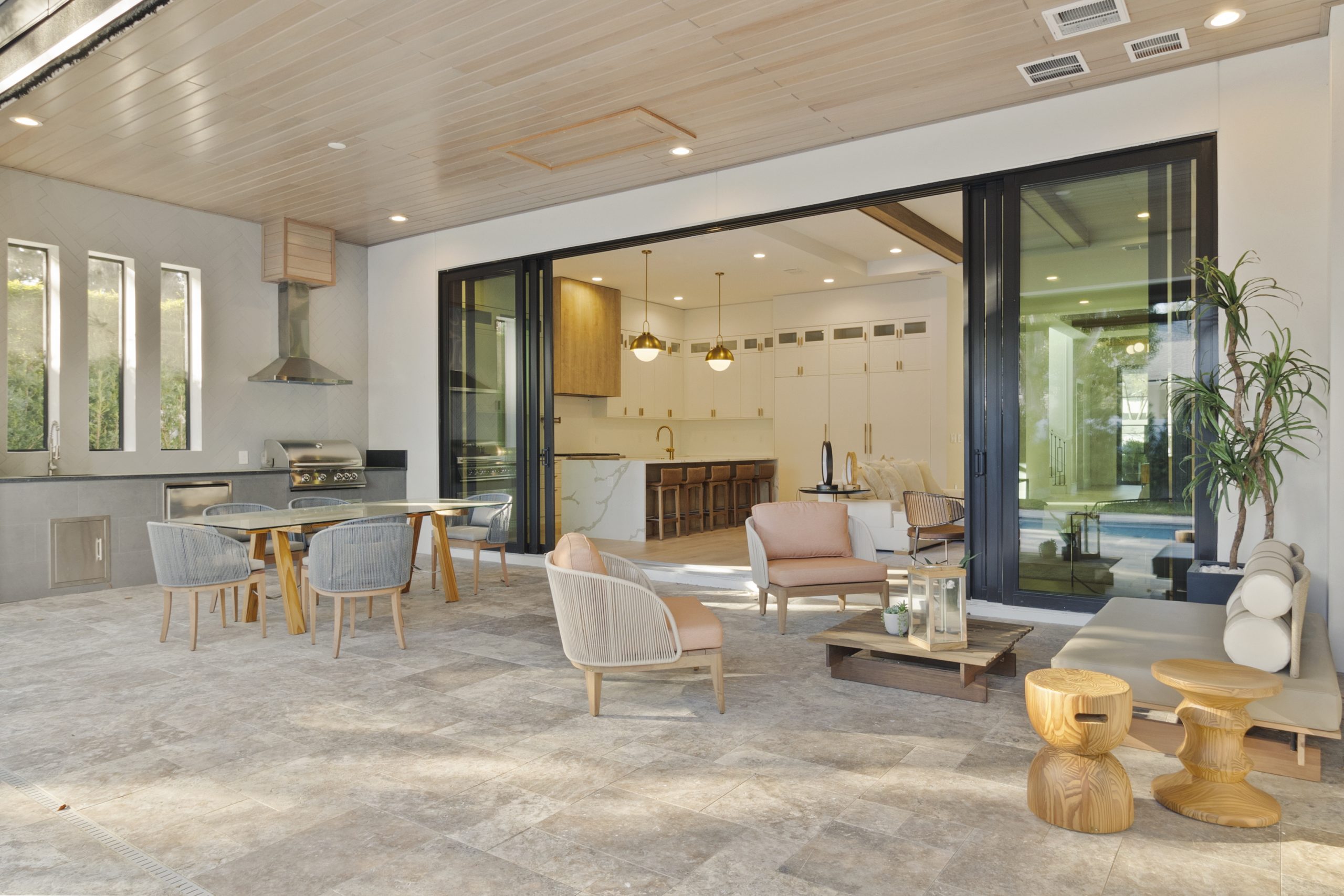 Cozinha americana em casa nos estados unidos, de alto padrão, integrada com varanda, living e área gourmet. Cozinha branca com detalhes amadeirados.