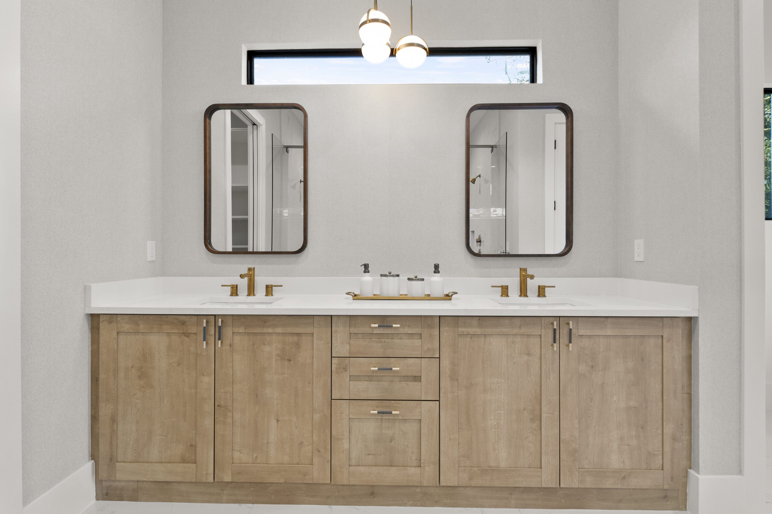 Banheiro duplo, de luxo com portas shaker, padrão amadeirado