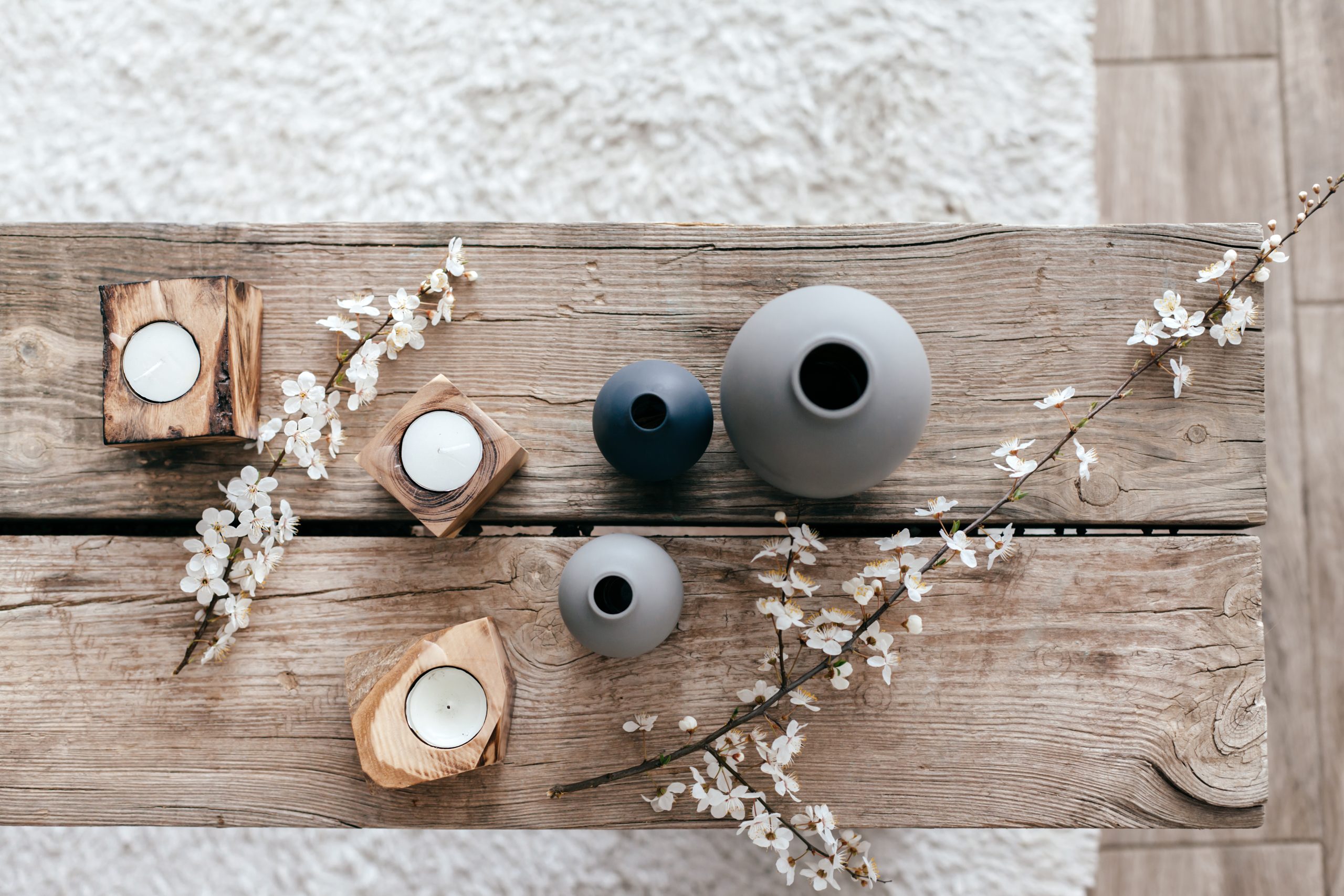 decoração rústica - Tábua e mesa de cabeceira com decoração