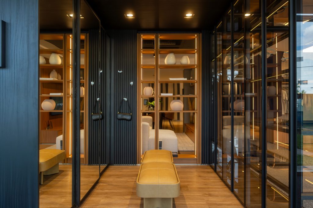 Imagem mostra um closet com cabina di vetro, uma ótima aposta para organização de closet com estilo