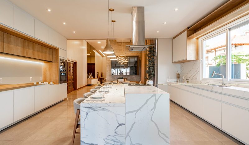 Bancada para cozinha: qual o melhor material e o que considerar?