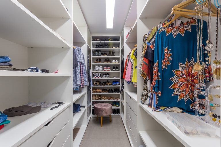 Closet aberto ou fechado: saiba qual é a melhor escolha pra você