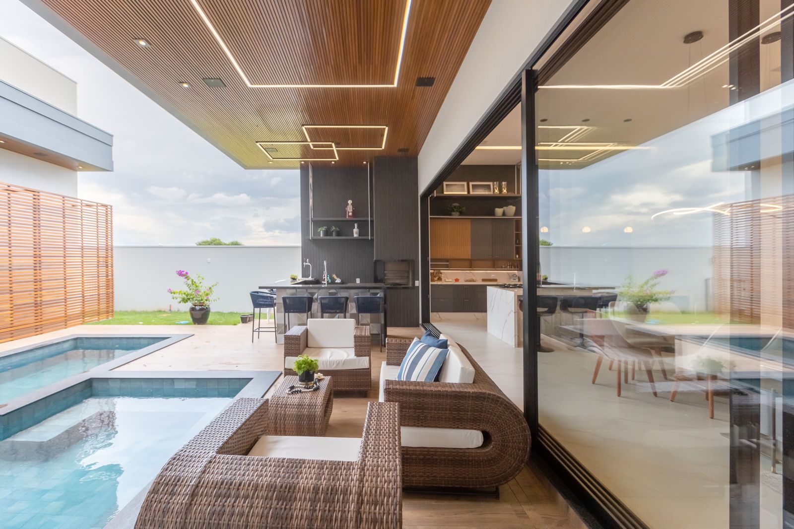 varanda gourmet com piscina