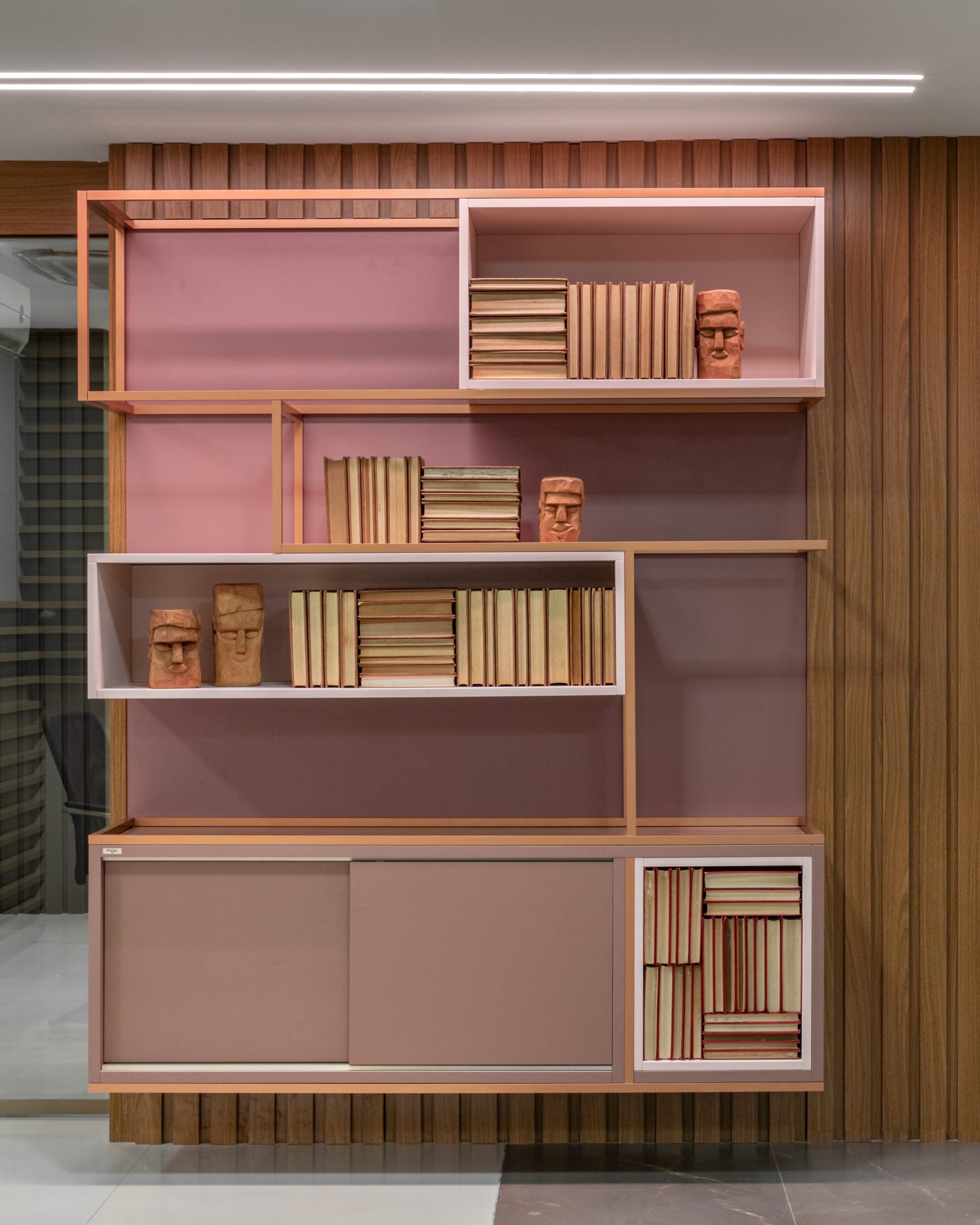 Estante Industrial de Livros cor rosa