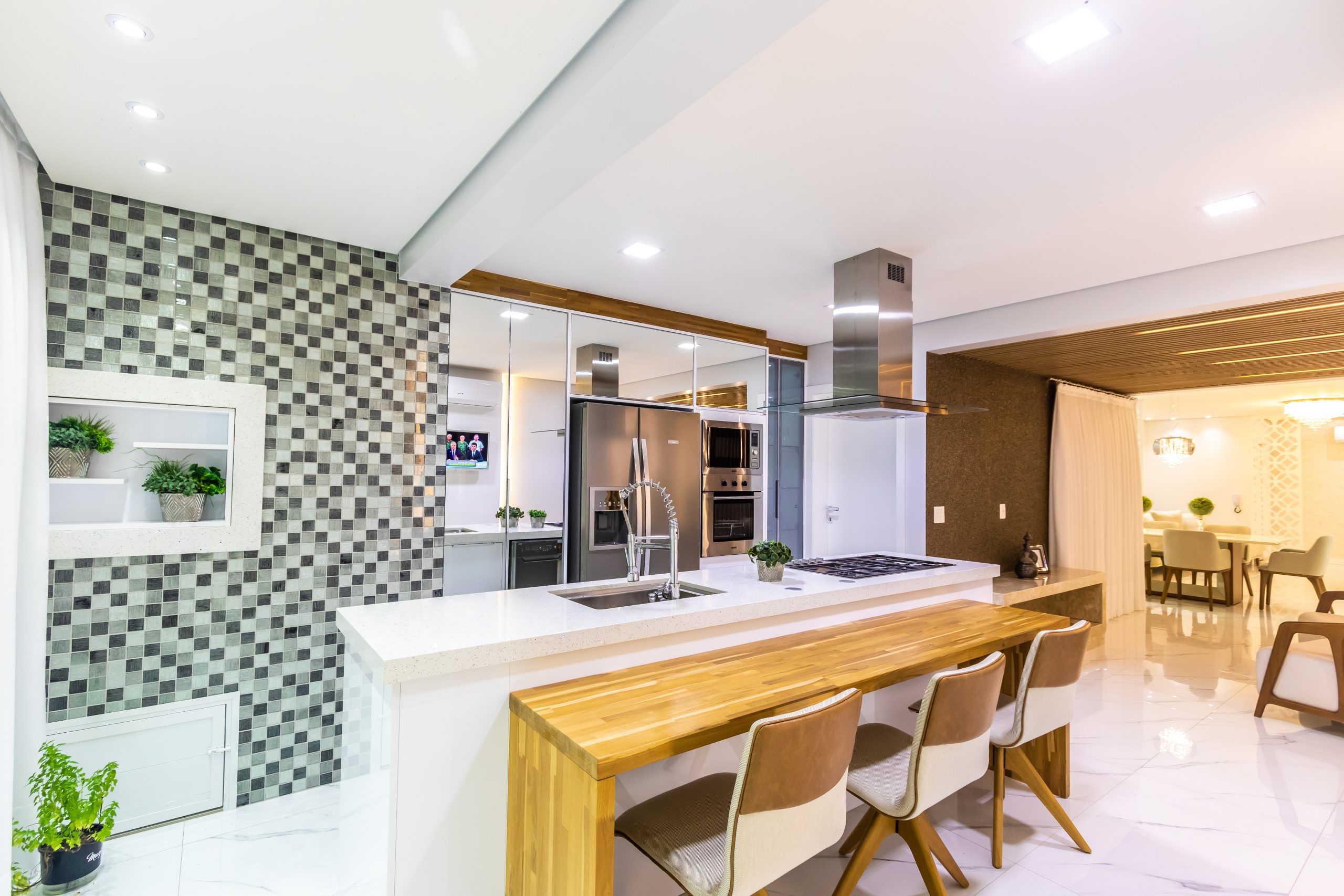 cozinha gourmet com madeira, pastilha e espelho cozinha luxo cozinha na praia