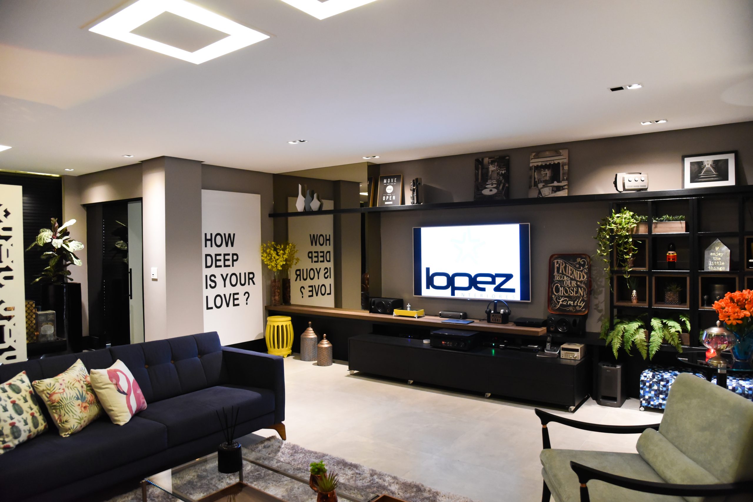 sala de estar preta com estante e quadros decoração industrial