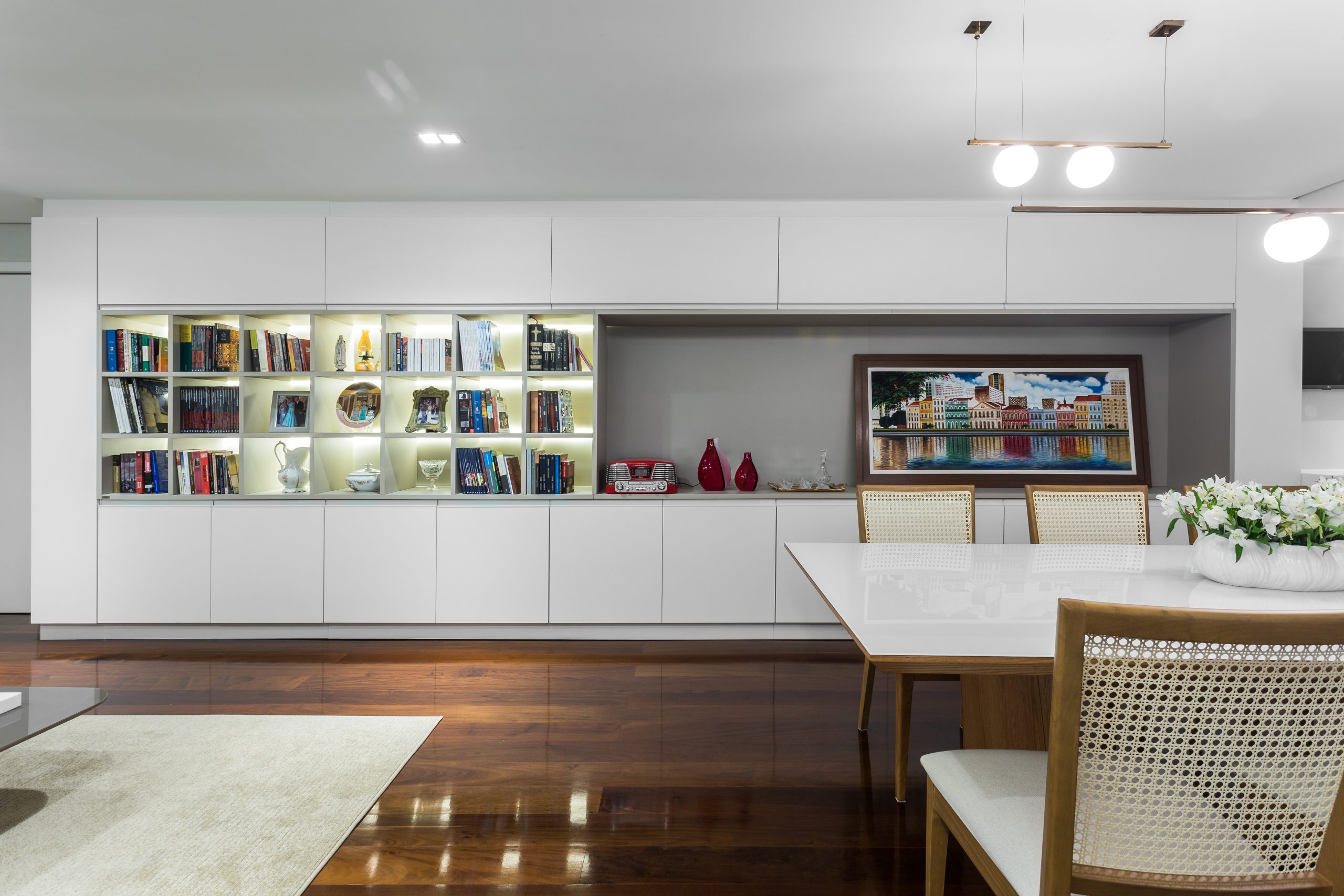 estante planejada para sala de estar tons neutros - Biblioteca em casa