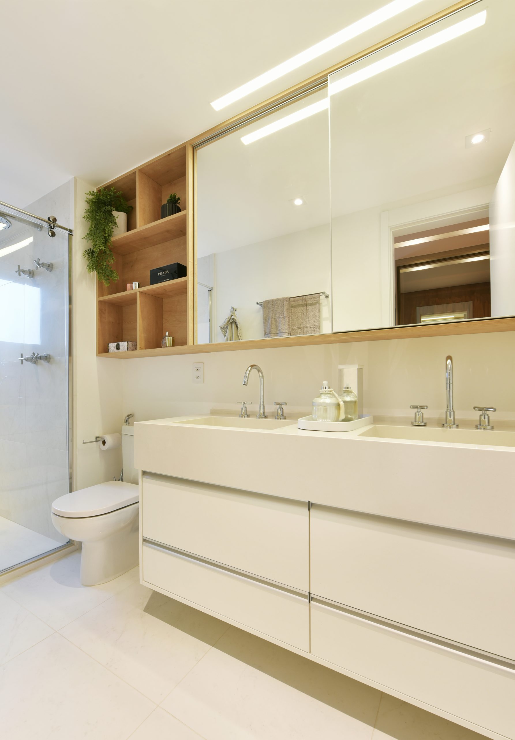 banheiro duplo armários planejados e personalizados