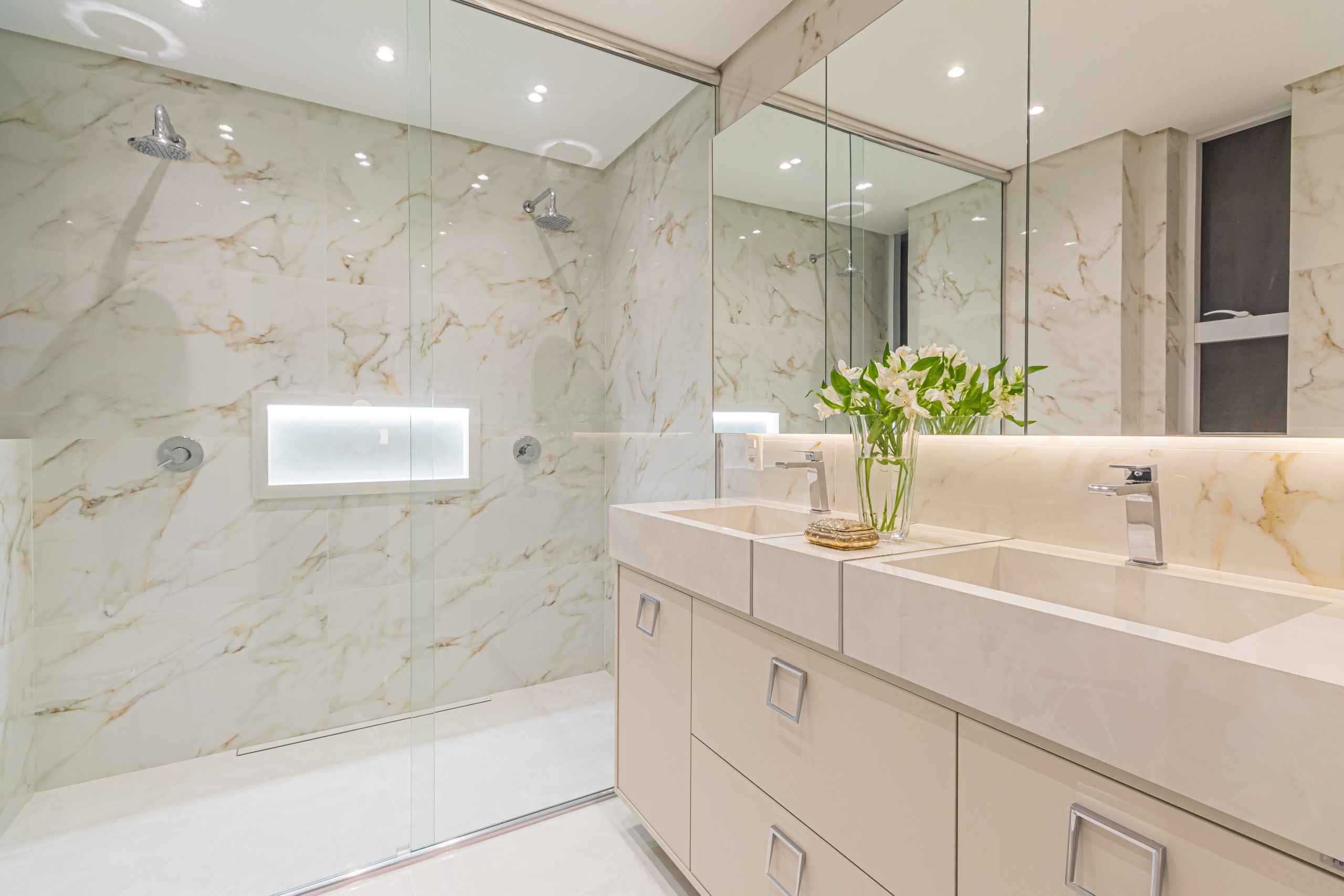 Banheiro duplo armarios-para-banheiro - Cloud Dancer Pantone