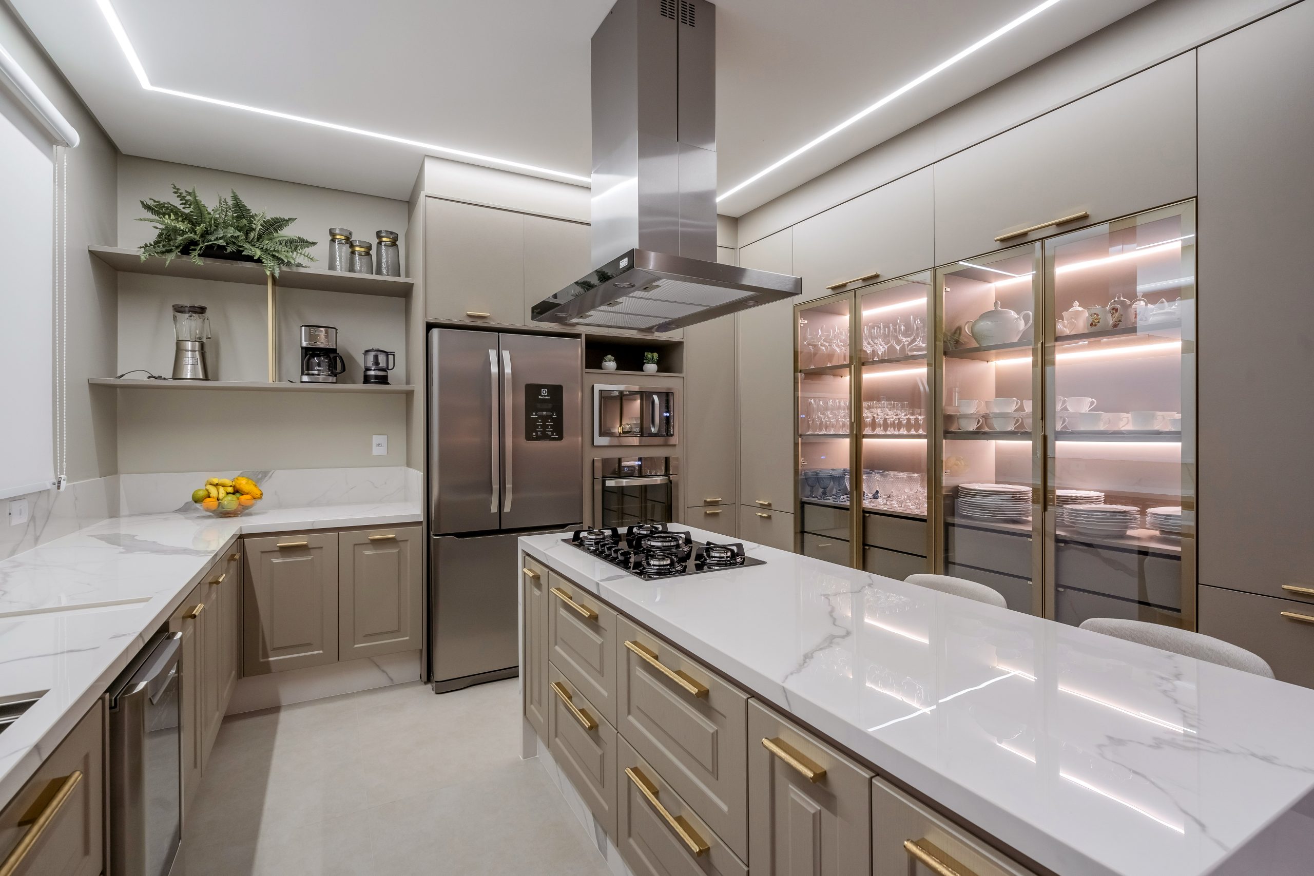 cozinha planejada de mdf e mdp dourado na decoração