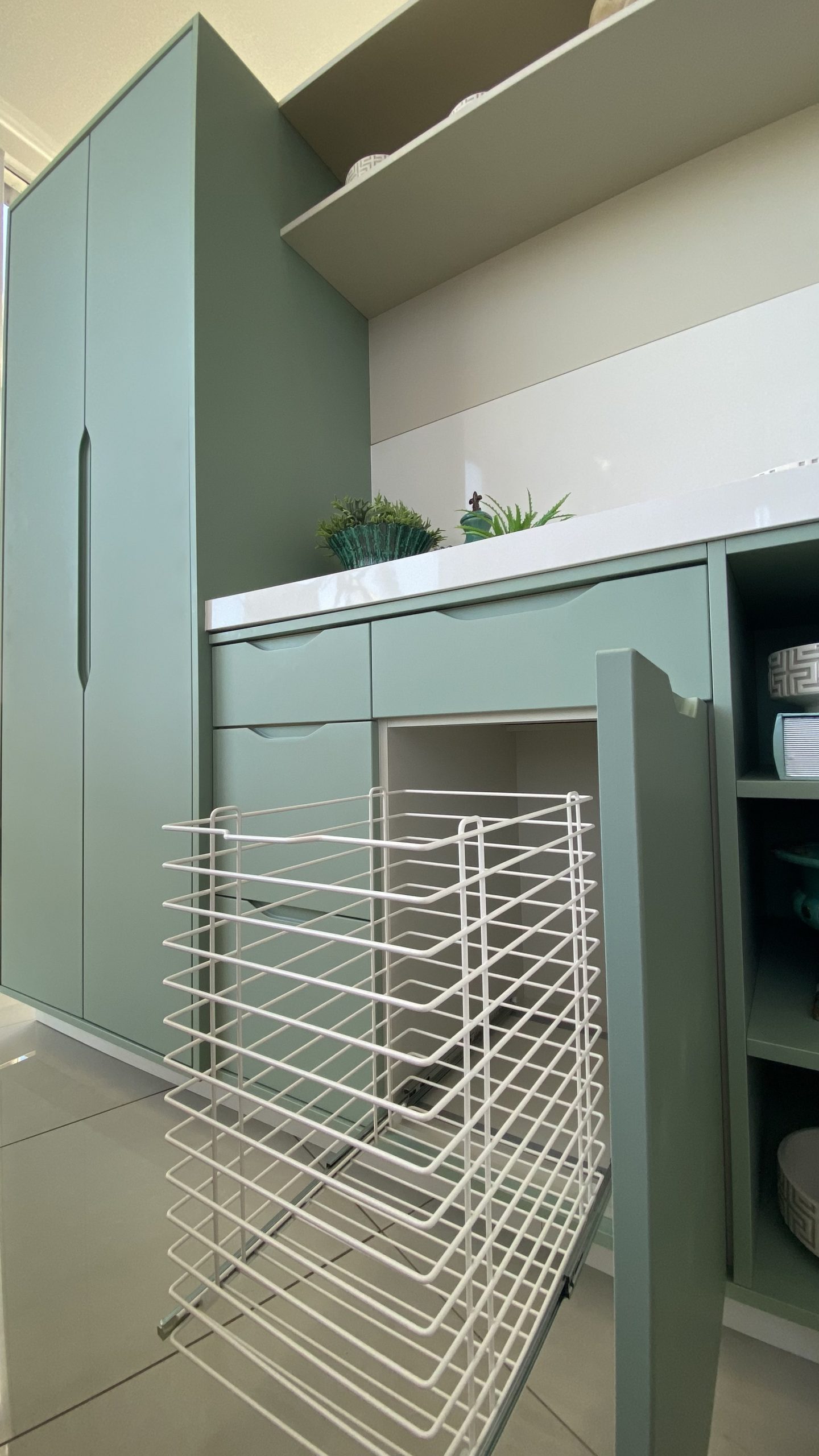 lavanderia pequena planejada tulha roupa suja