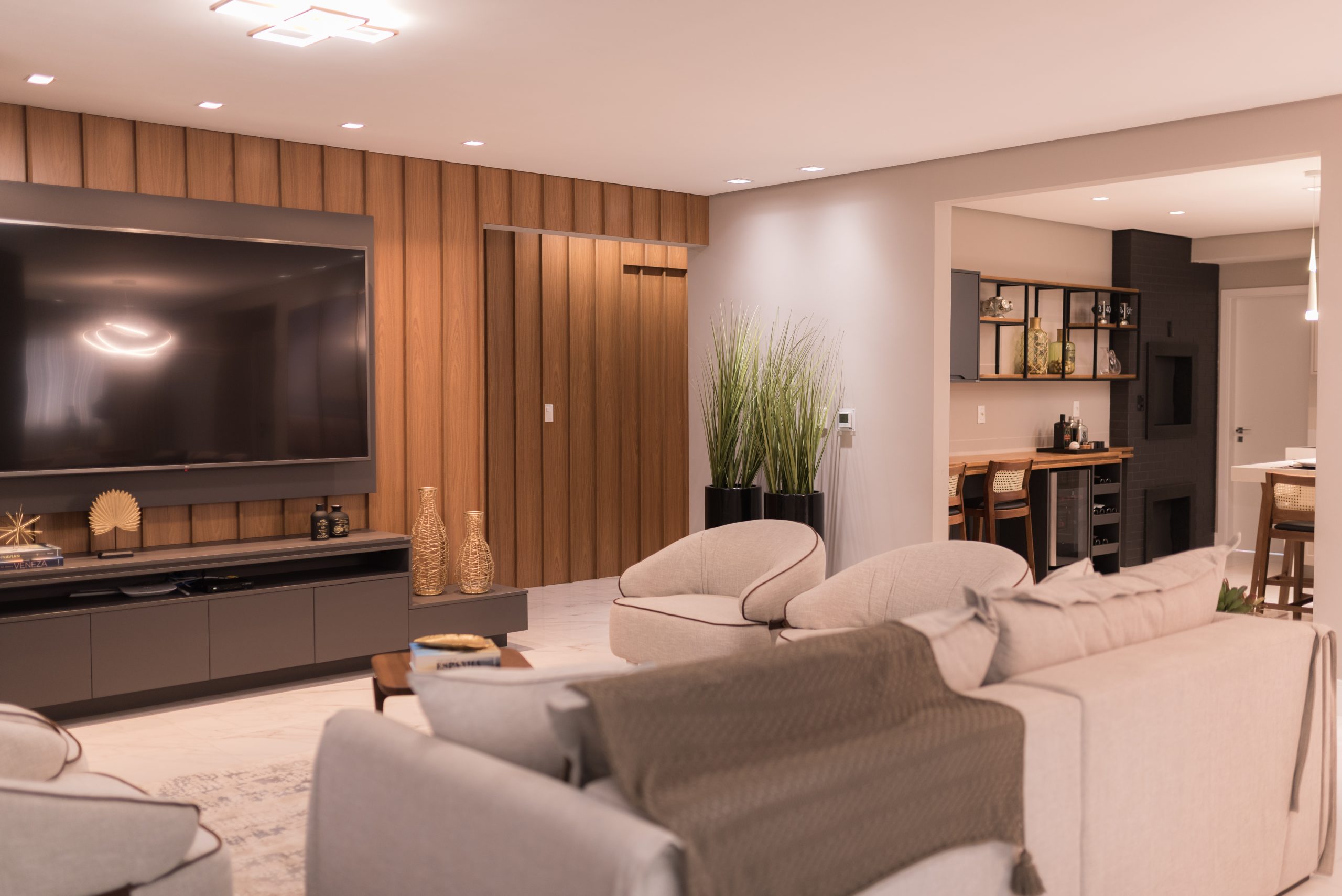 sala de estar LED com freijo ambientes integrados
