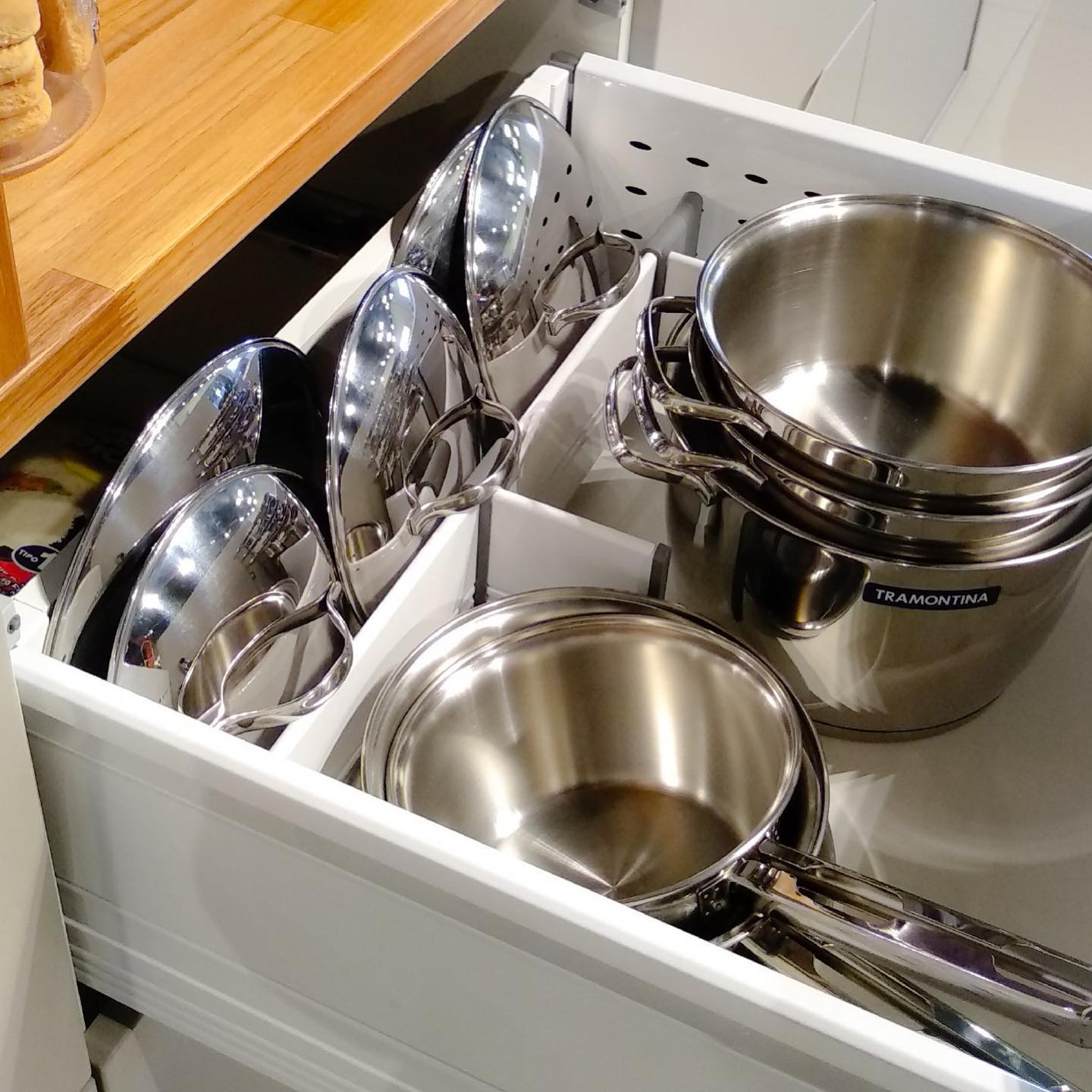 Gaveta com divisor para organizador de panelas e tampas. Espaço gourmet organizado