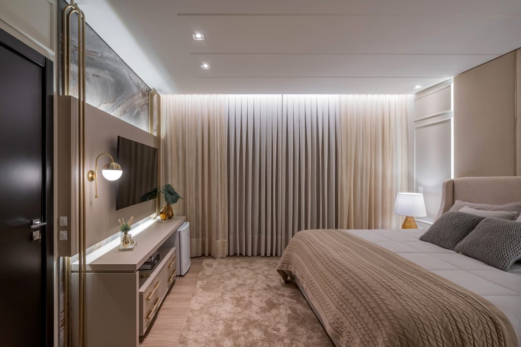 dormitorio casal decoracao dourado tendencia 2022