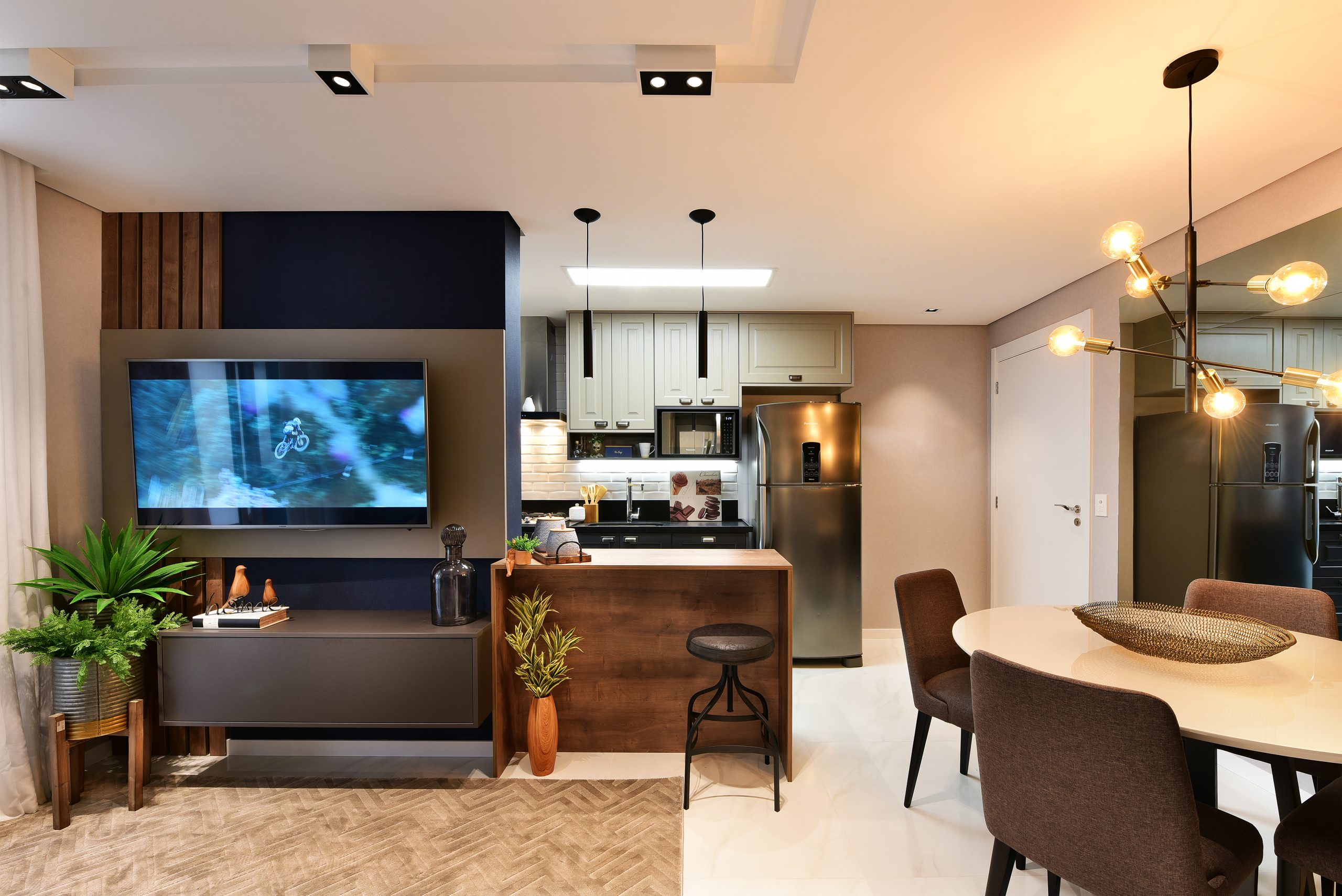 Apartamento escuro - sala com parede preta. móveis planejados em SP