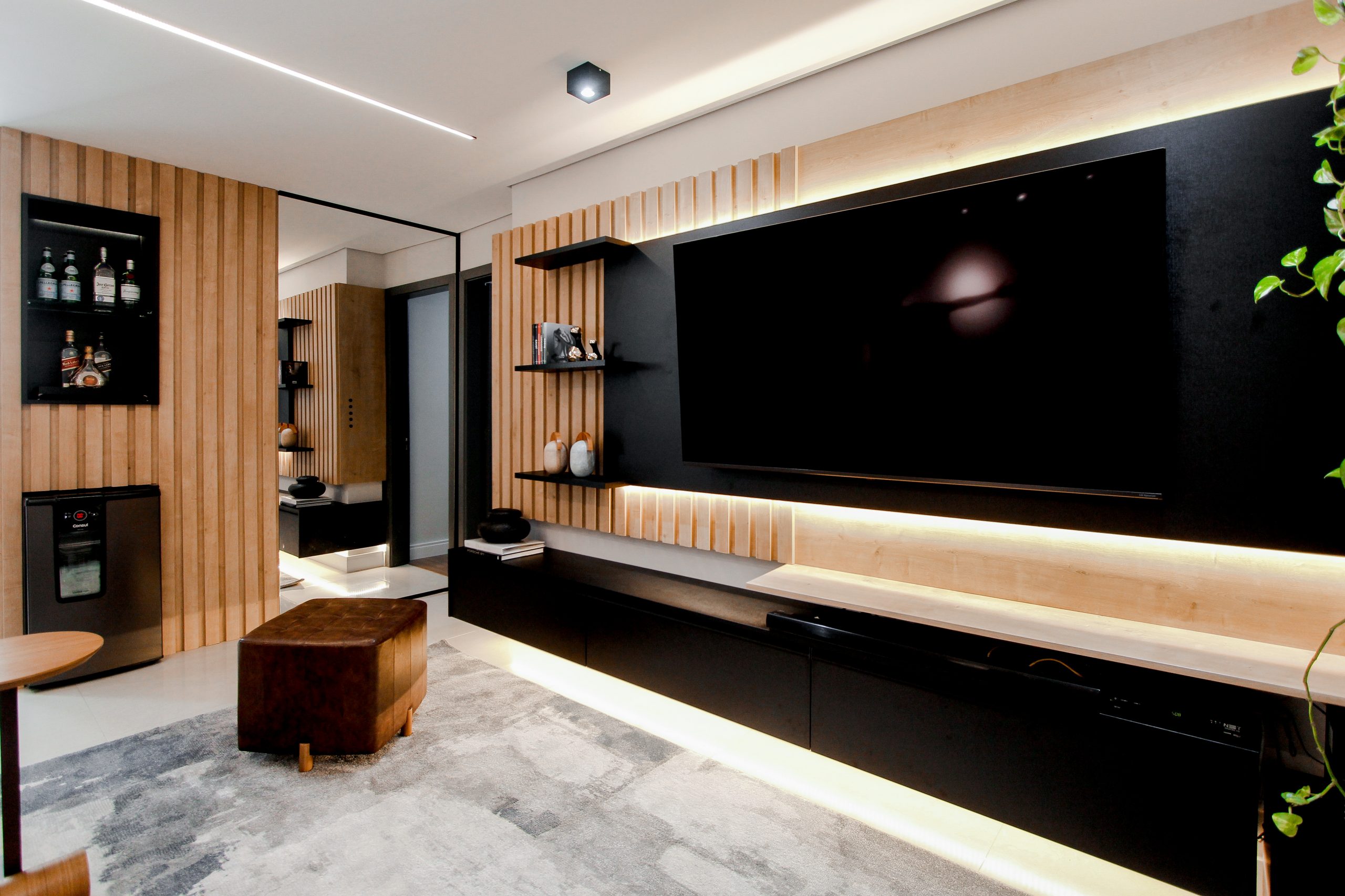 sala com parede preta - sala de estar moderna com detalhes ripados