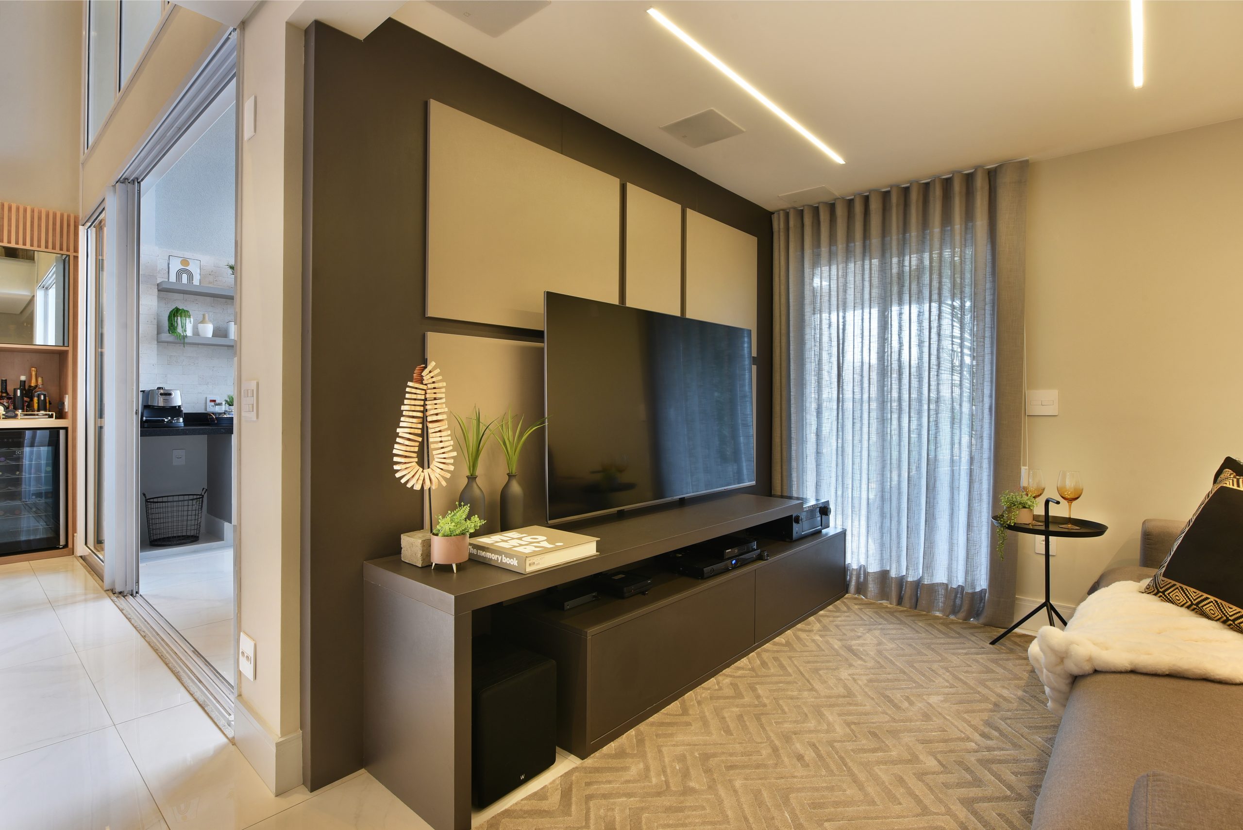 decoração escura monocromática tom sobre tom