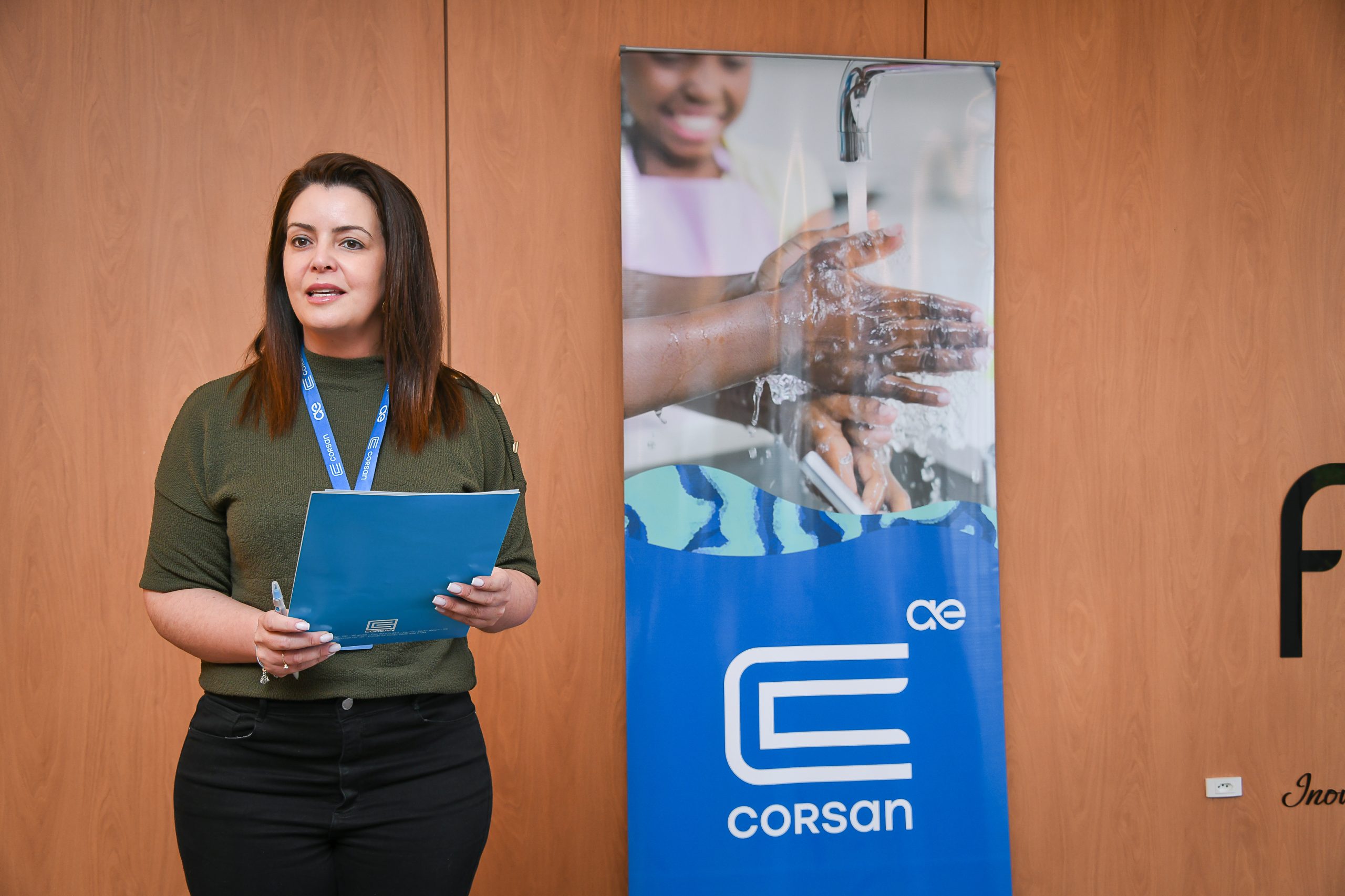 Representantes da Corsan entregam o Selo de Qualidade à Finger, reconhecendo a empresa como referência em sustentabilidade, saneamento e eficiência no uso da água tratada no setor moveleiro.