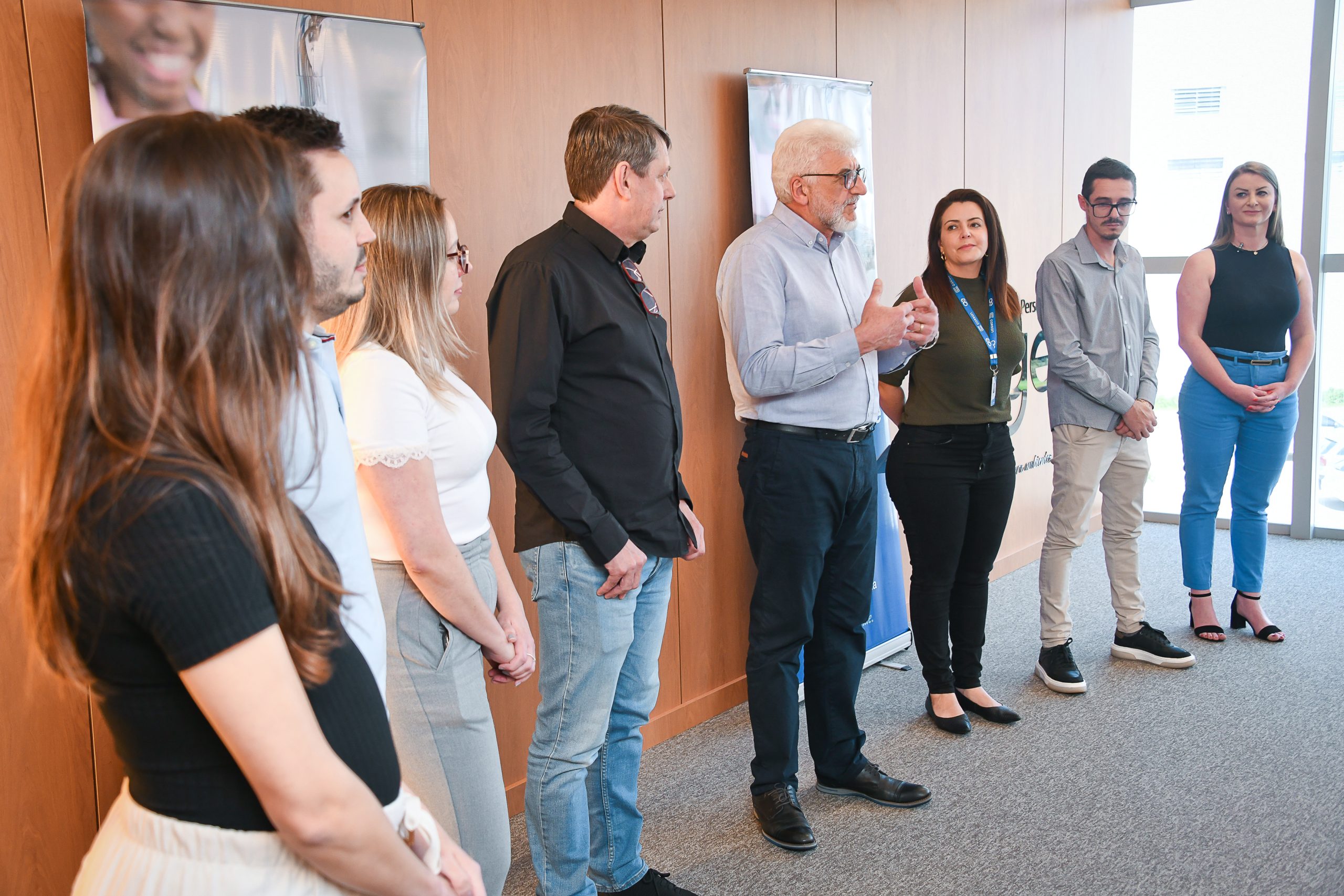 Representantes da Corsan entregam o Selo de Qualidade à Finger, reconhecendo a empresa como referência em sustentabilidade, saneamento e eficiência no uso da água tratada no setor moveleiro.