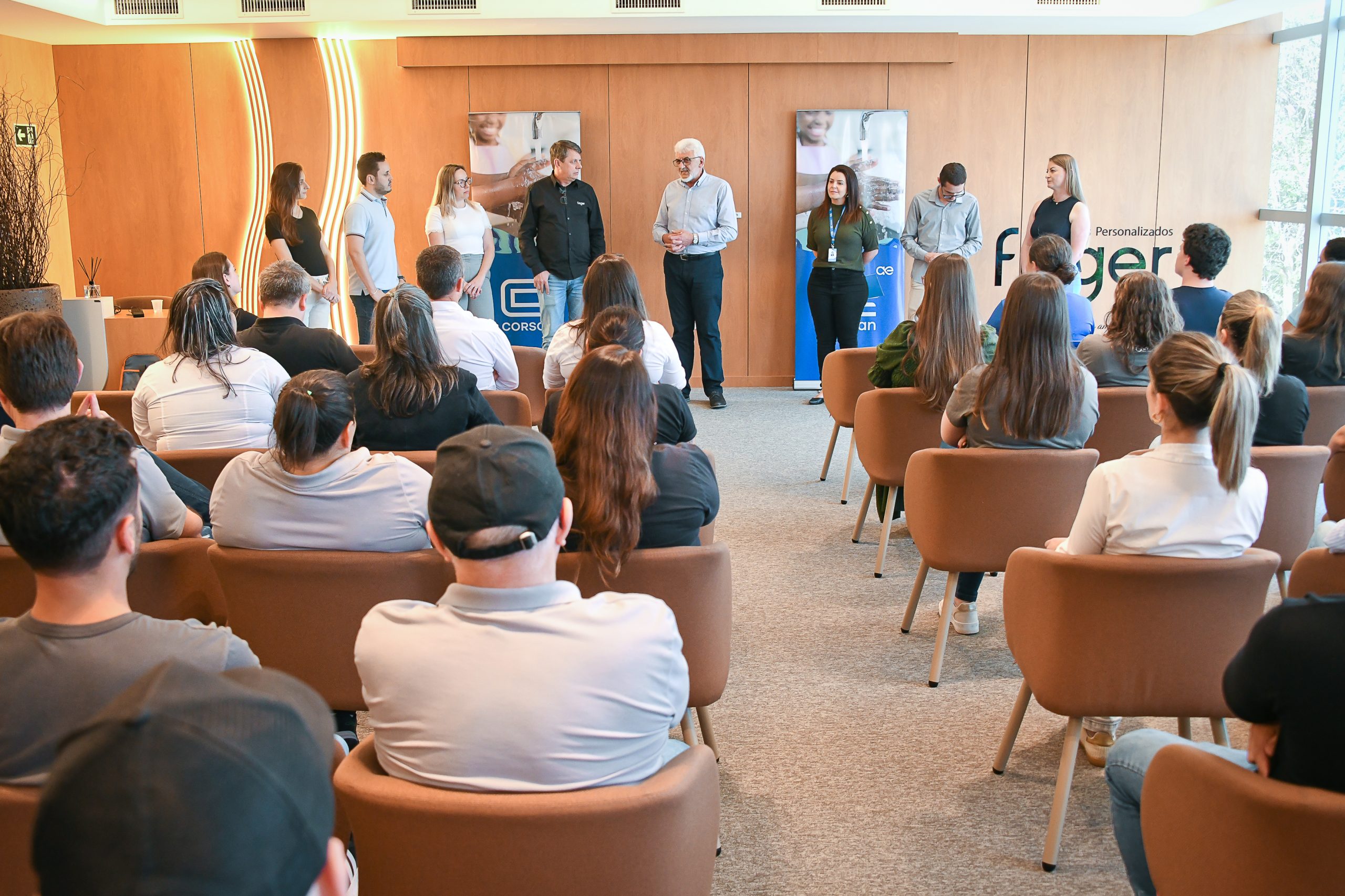 Representantes da Corsan entregam o Selo de Qualidade à Finger, reconhecendo a empresa como referência em sustentabilidade, saneamento e eficiência no uso da água tratada no setor moveleiro.