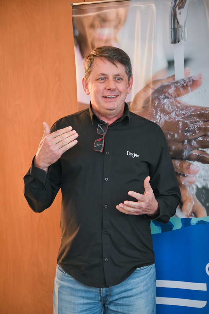 O diretor da Finger, Edson Finger, destaca a importância da sustentabilidade e da gestão responsável da água durante a cerimônia de entrega do Selo Corsan de Qualidade, em Sarandi (RS)