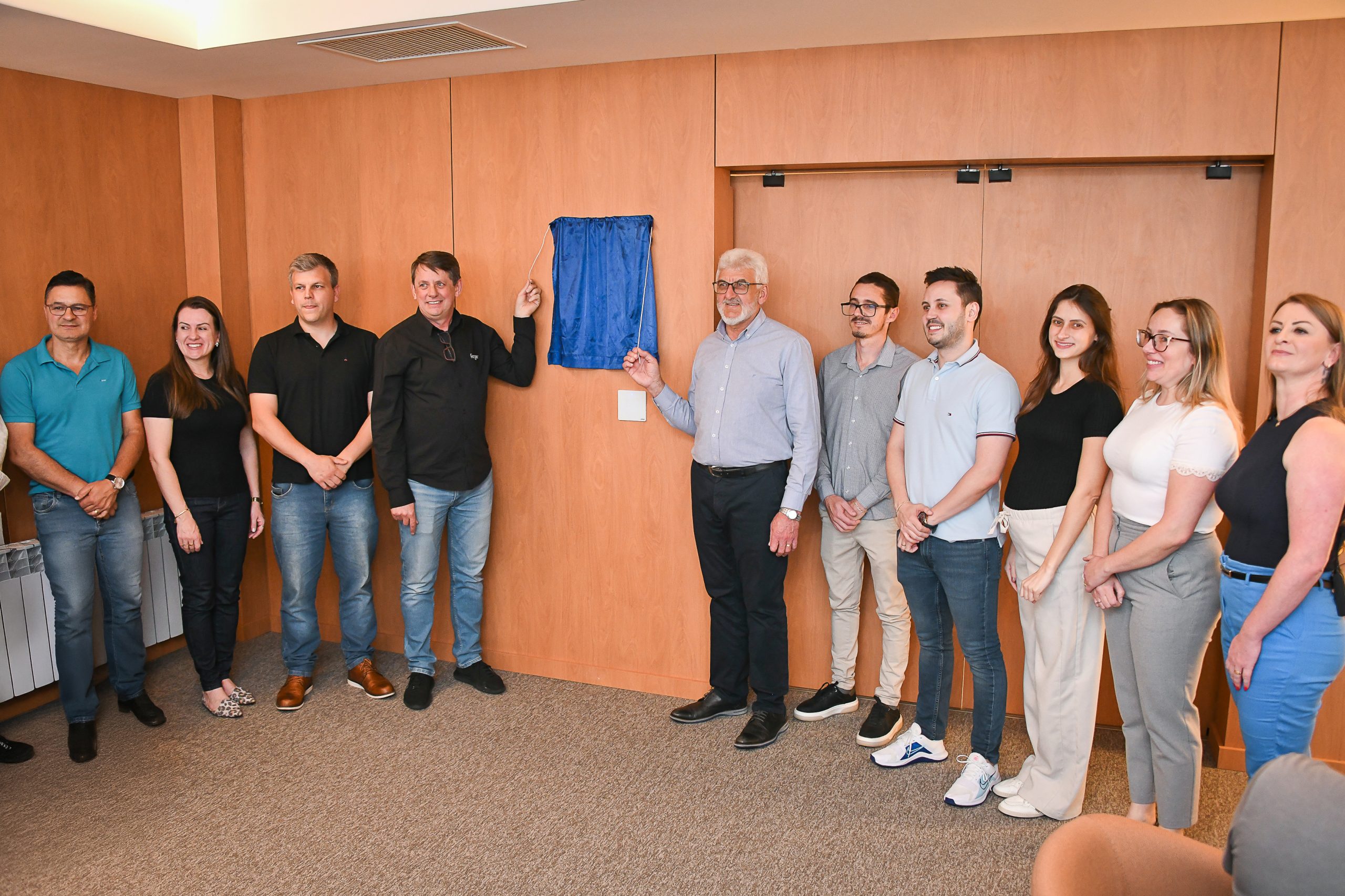 Equipe da Finger Ambientes Personalizados durante a cerimônia de recebimento do Selo Corsan de Qualidade, celebrando o compromisso com o saneamento e o uso consciente dos recursos naturais.