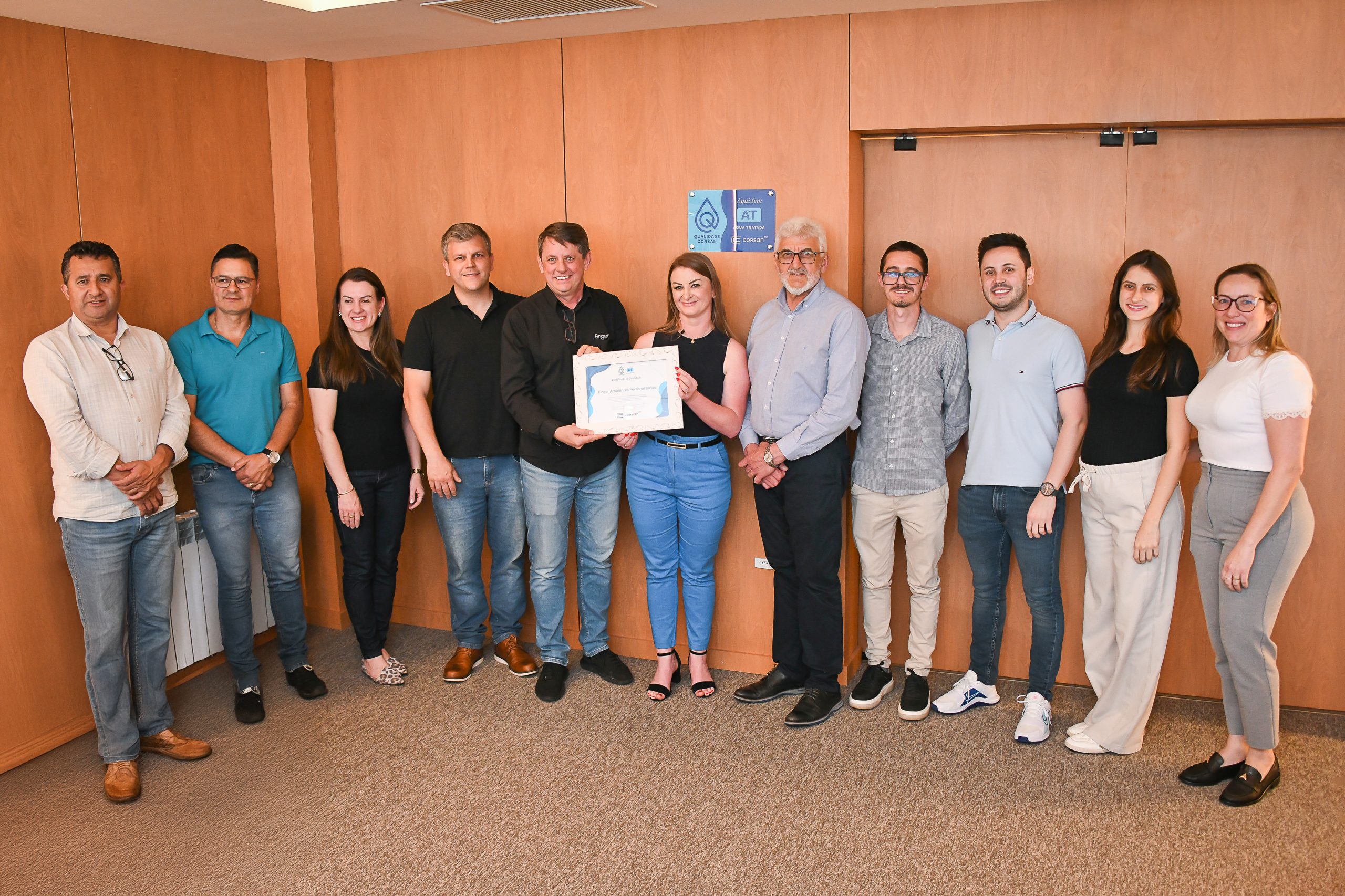 Equipe da Finger Ambientes Personalizados durante a cerimônia de recebimento do Selo Corsan de Qualidade, celebrando o compromisso com o saneamento e o uso consciente dos recursos naturais.