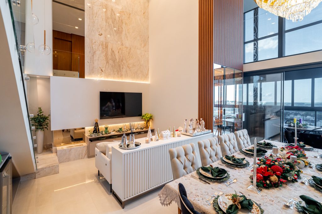 casa decorada para o natal com móveis de luxo - living