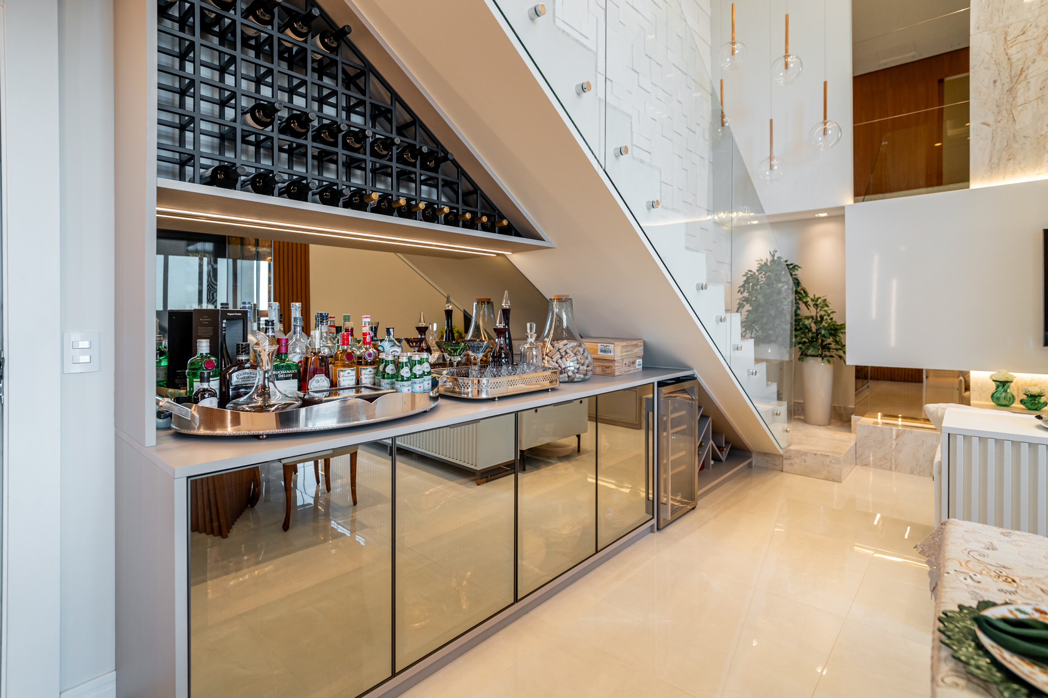 adega e bar - decoração embaixo da escada