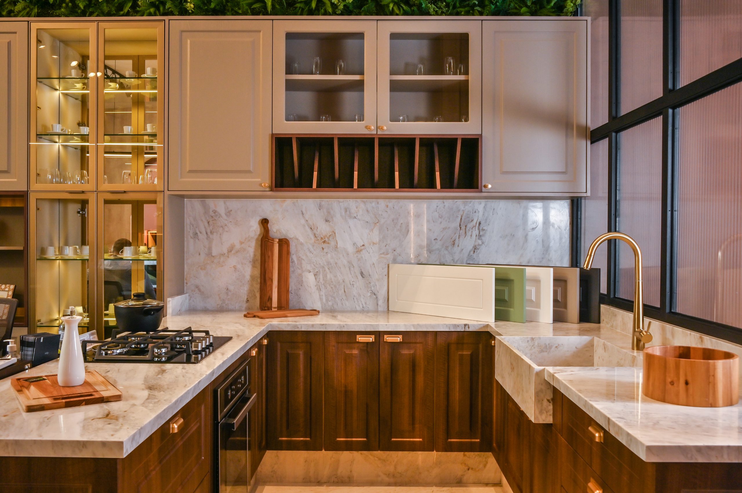 Cozinha com cristaleira planejada