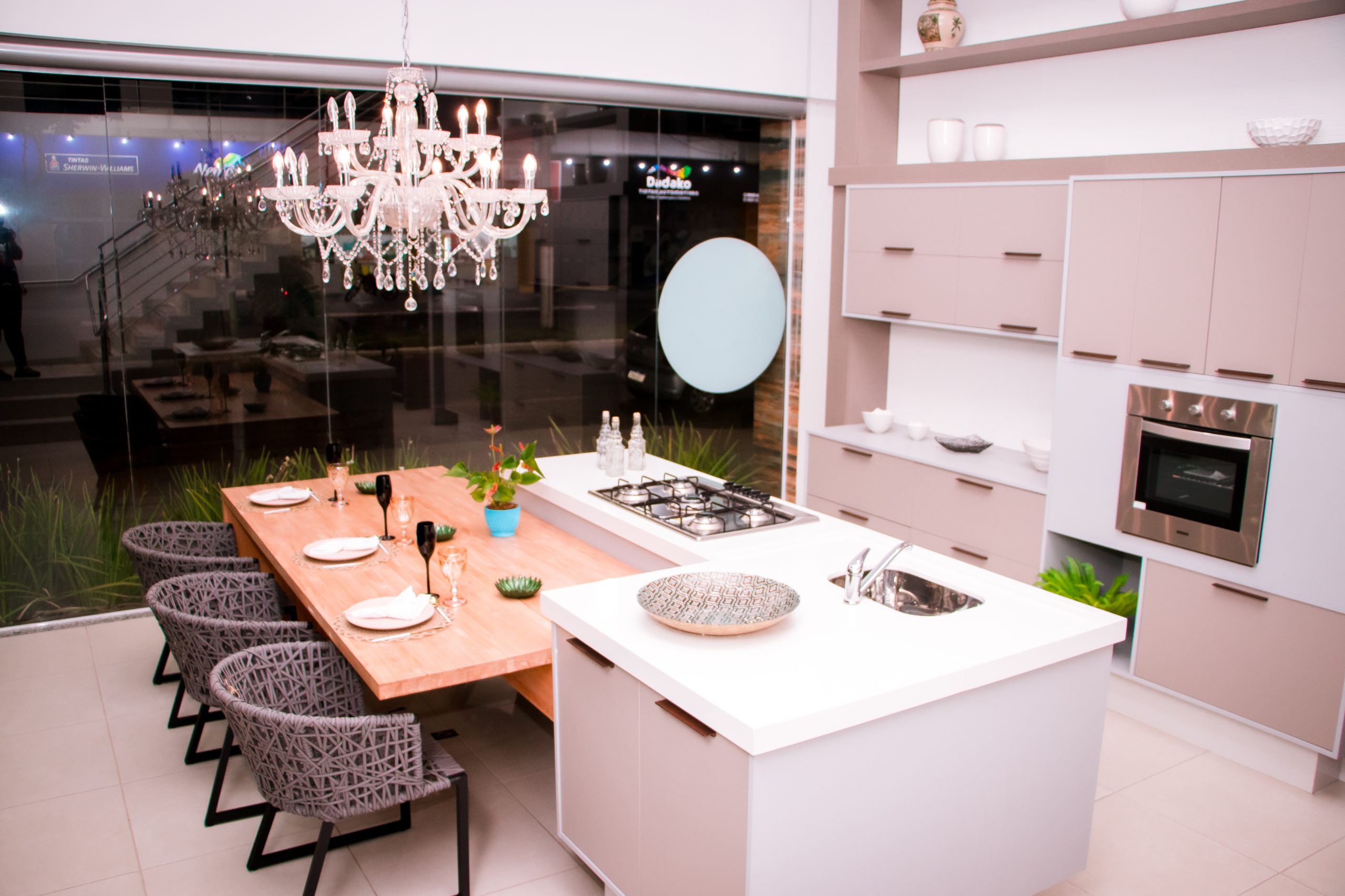 Cozinha rosa e cinza. móveis planejados em SP