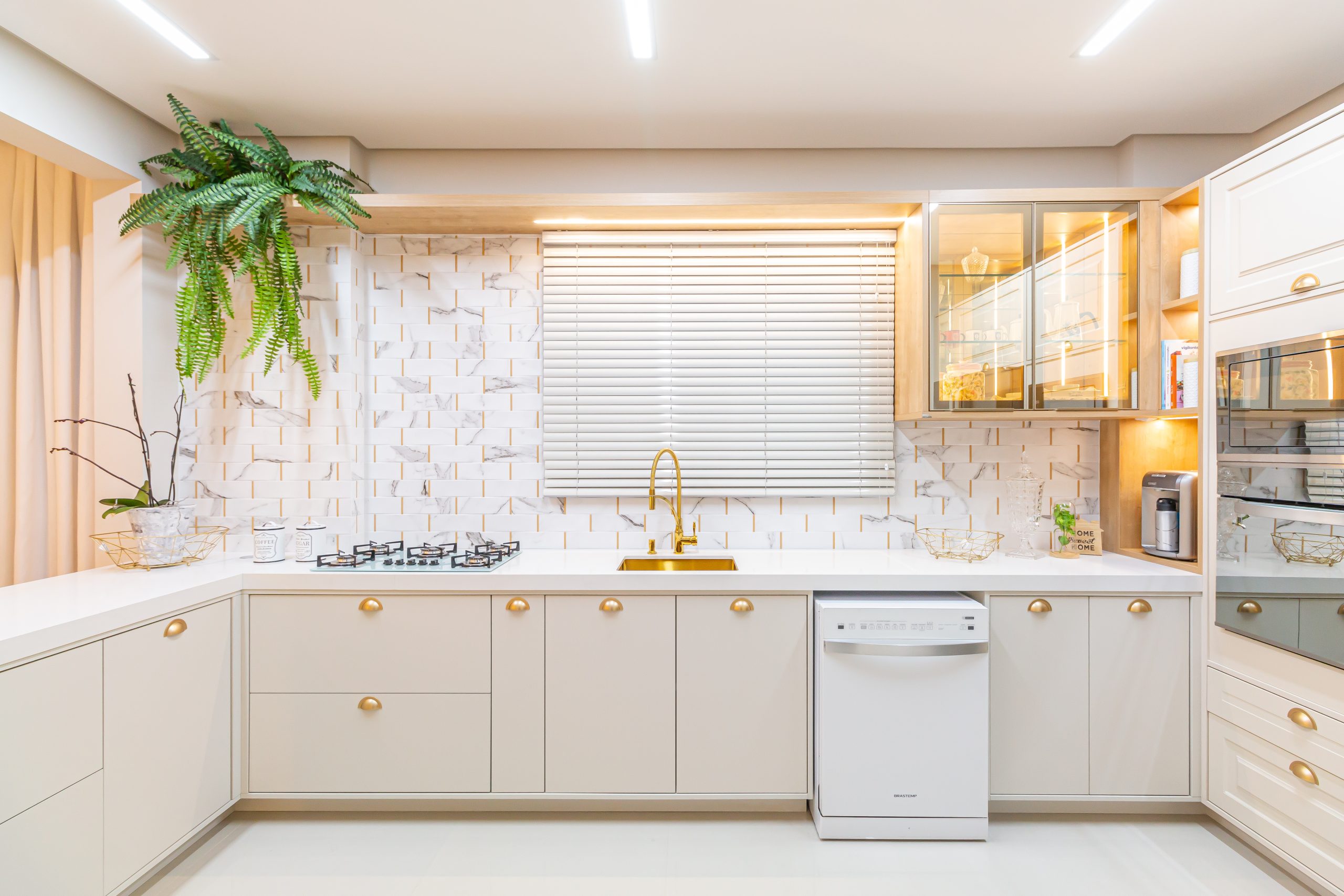 minimalismo design europeu - cozinha em formato de U em tons claros, com detalhes sofisticados na decoração e iluminação quente - tons neutros