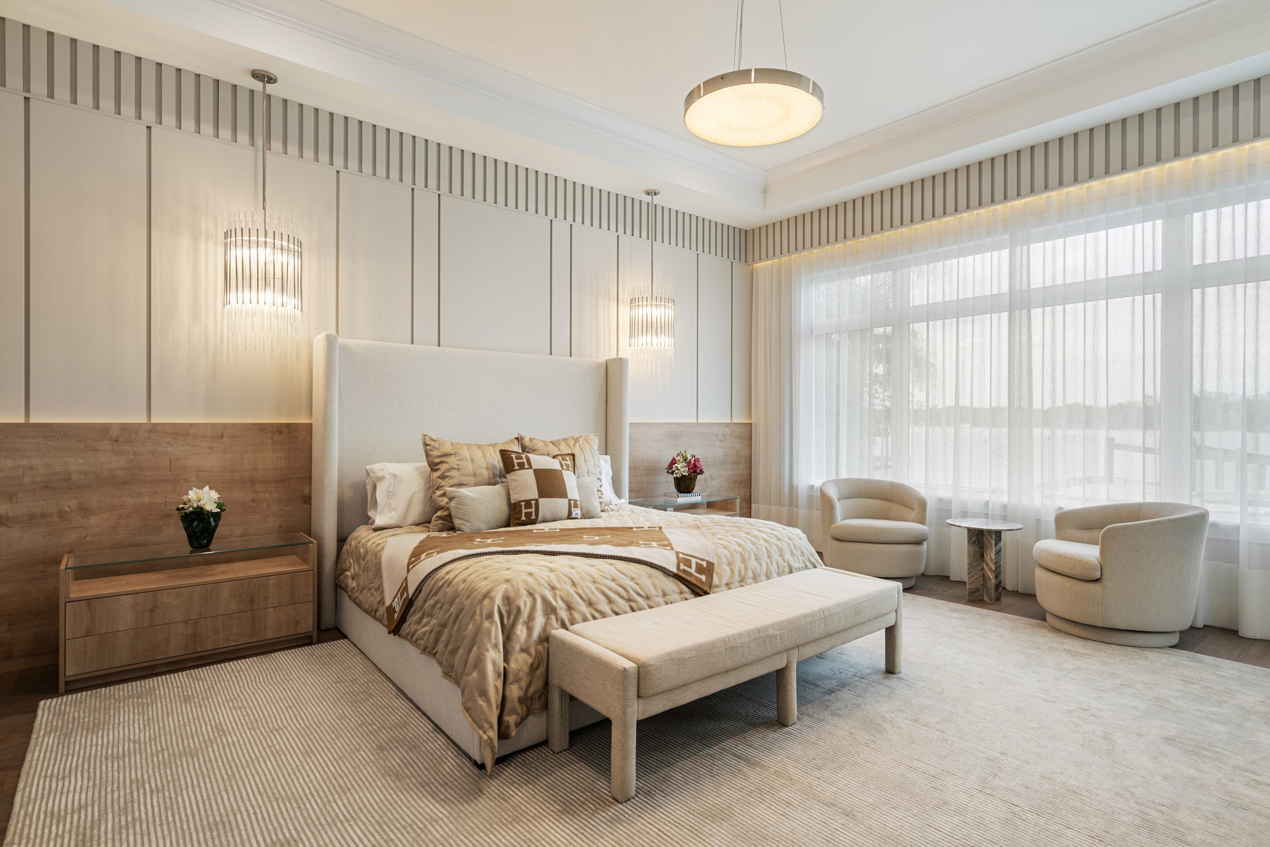 quarto minimalista - Cloud Dancer Pantone com madeira