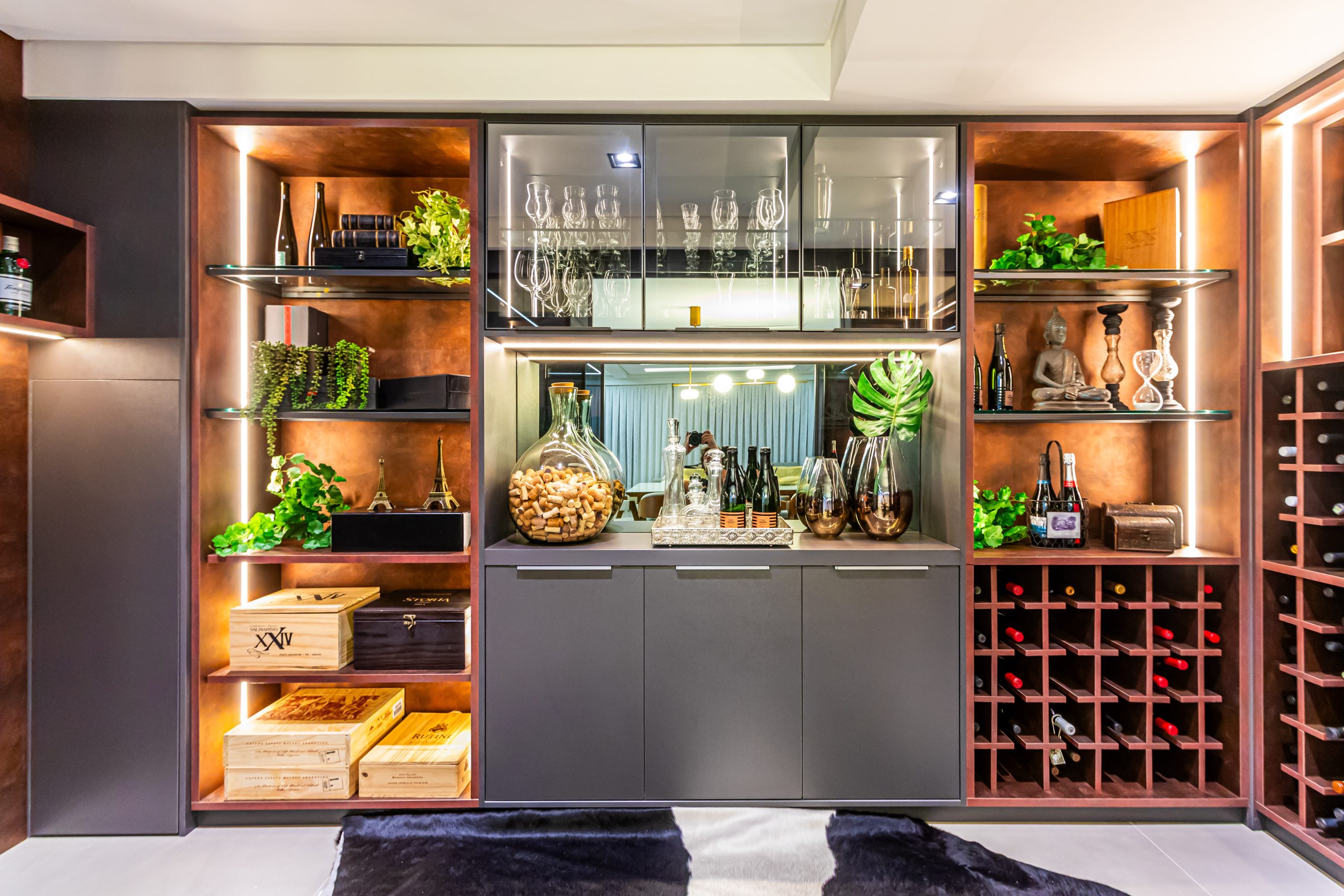 adega na sala - móveis planejados de alto padrão - decoração afetiva