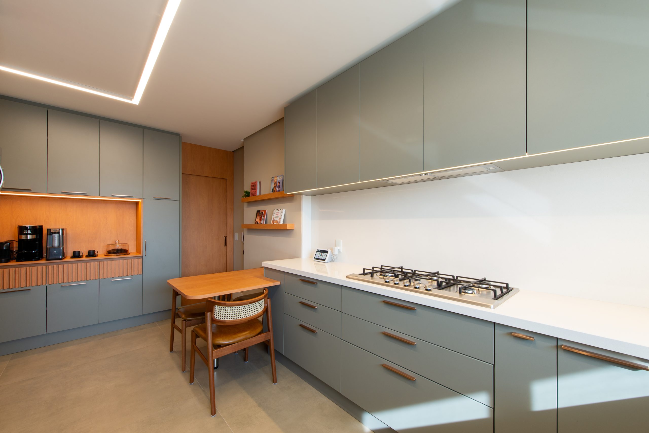 cozinha com nicho embutido em madeira