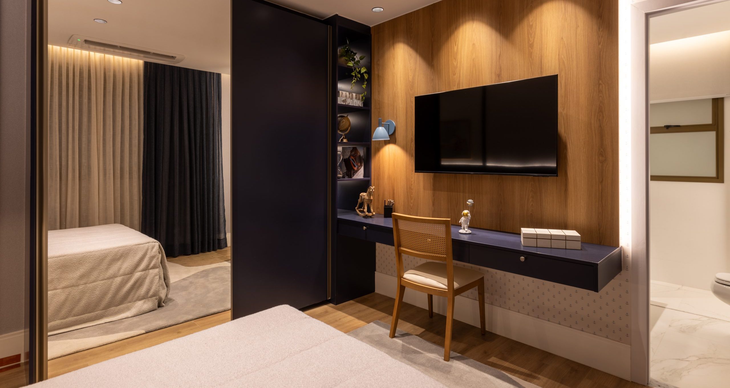 Dormitório de menino - em tons escuros com a madeira como protagonista e mesa de estudo. Cor do ano 2026