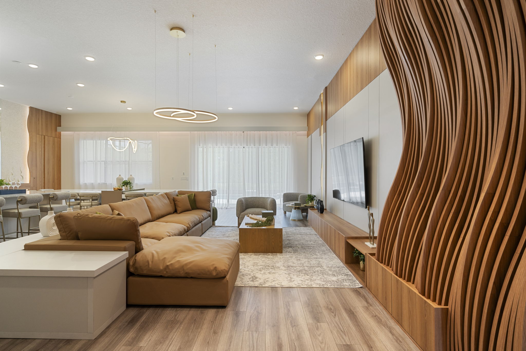 sala de estar planejada de luxo, em casa em condomínio resort Orlando na florida, com volumetria e painéis orgânicos na parede que criam movimento ao living.