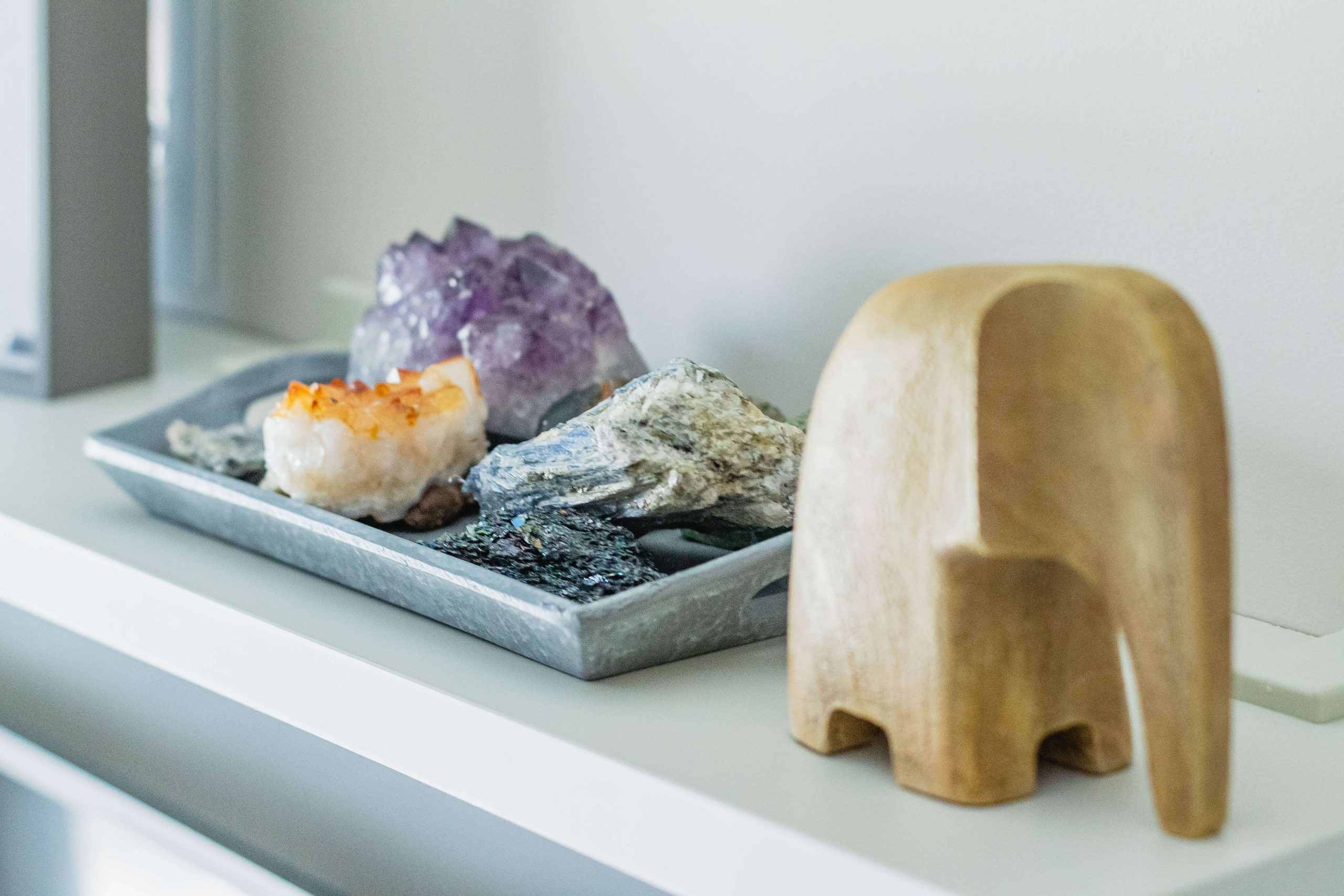 Detalhe de uma decoração com pedras preciosas e escultura de madeira.