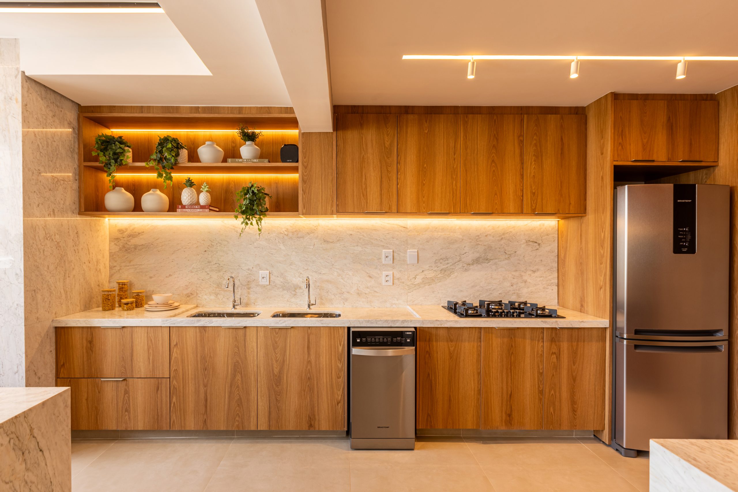 cozinha aconchegante marcenaria e mobiliário personalizado com revestimento de madeira nas paredes, decoração em tons neutros. Cuba dupla, fogão de embutir, lava louça - nichos para cozinha - Móveis planejados cozinha