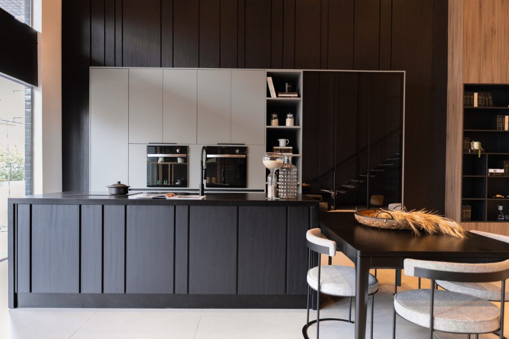 cozinha de luxo com ilha e mesa de jantar.