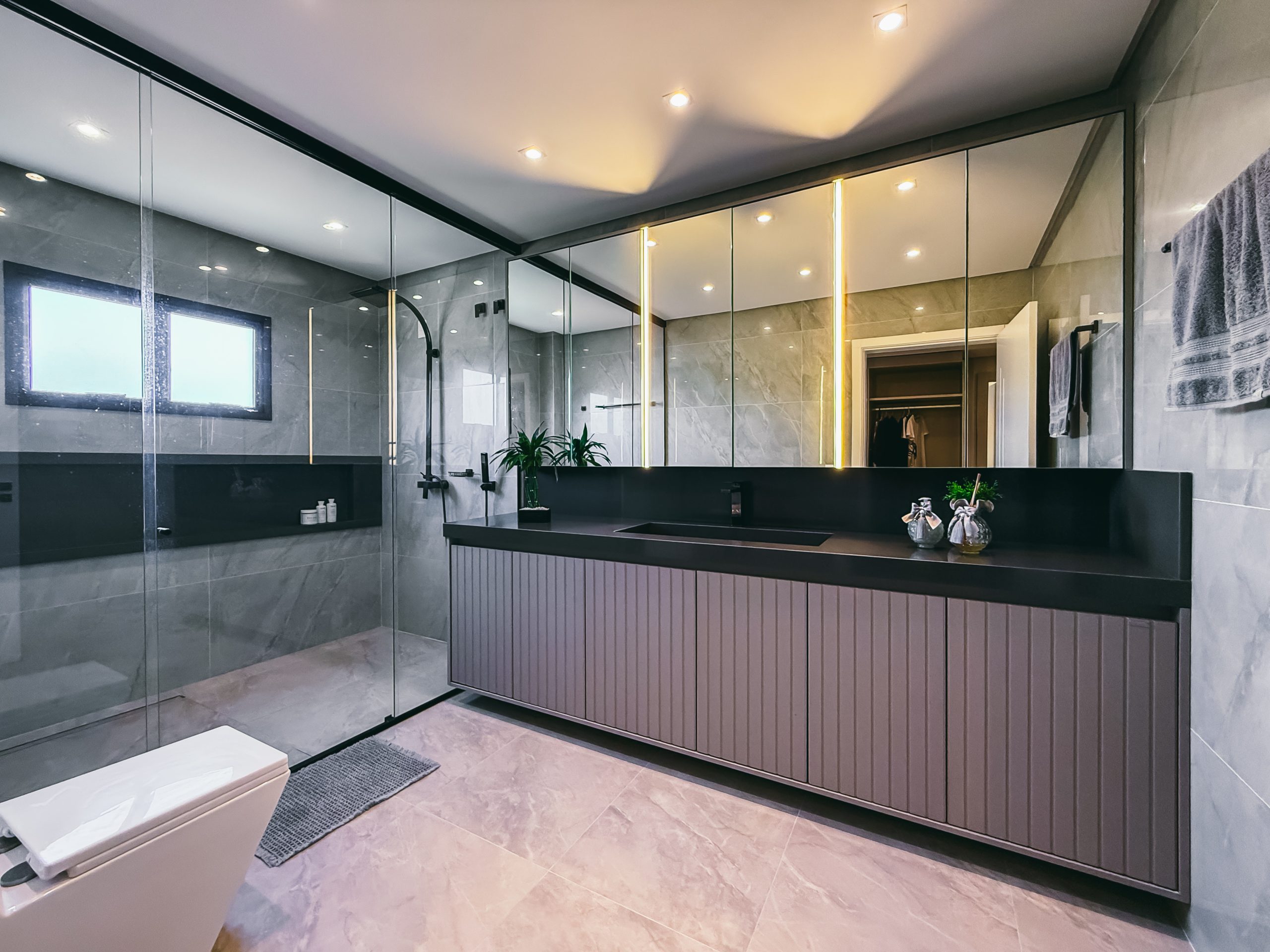 banheiro bege com cinza mobiliário personalizado e sob medida marcenaria de alto padrão