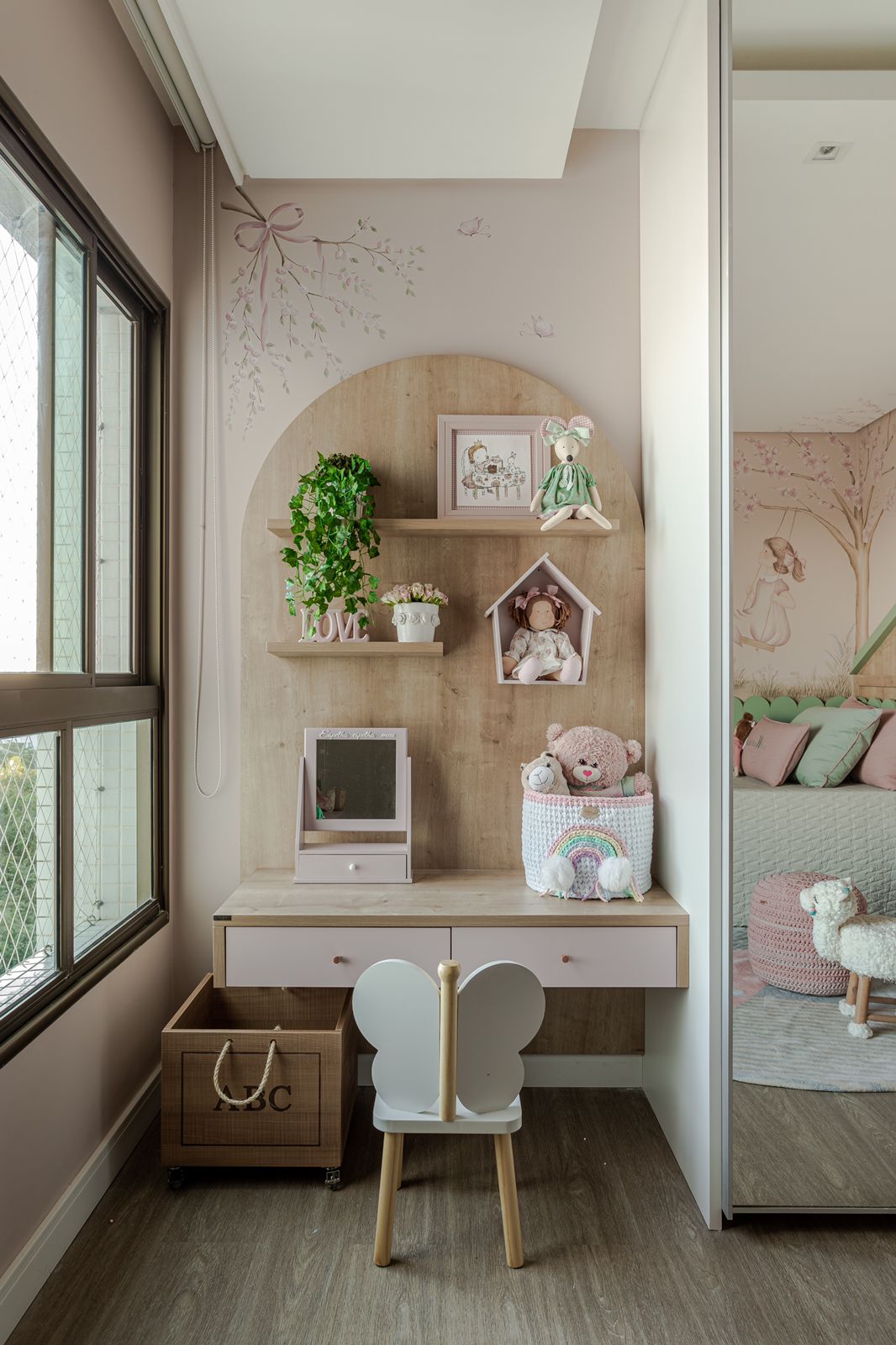 dormitório de menina atemporal cores neutras - casinha - tema lúdico