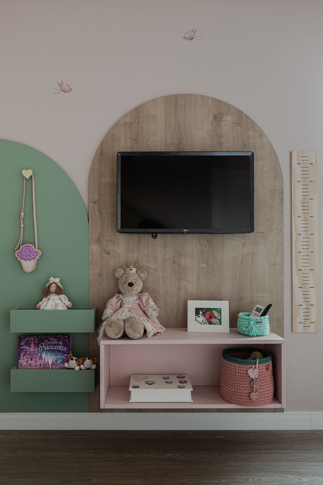 dormitório de menina atemporal cores neutras - casinha - tema lúdico