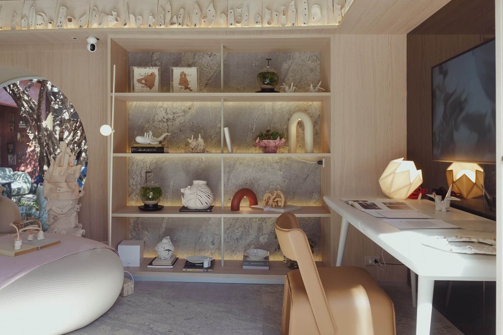 Stúdio do Artista | Casa Cor 2025 - ambientes personalizados de alto padrão - muxarabi - madeira clara