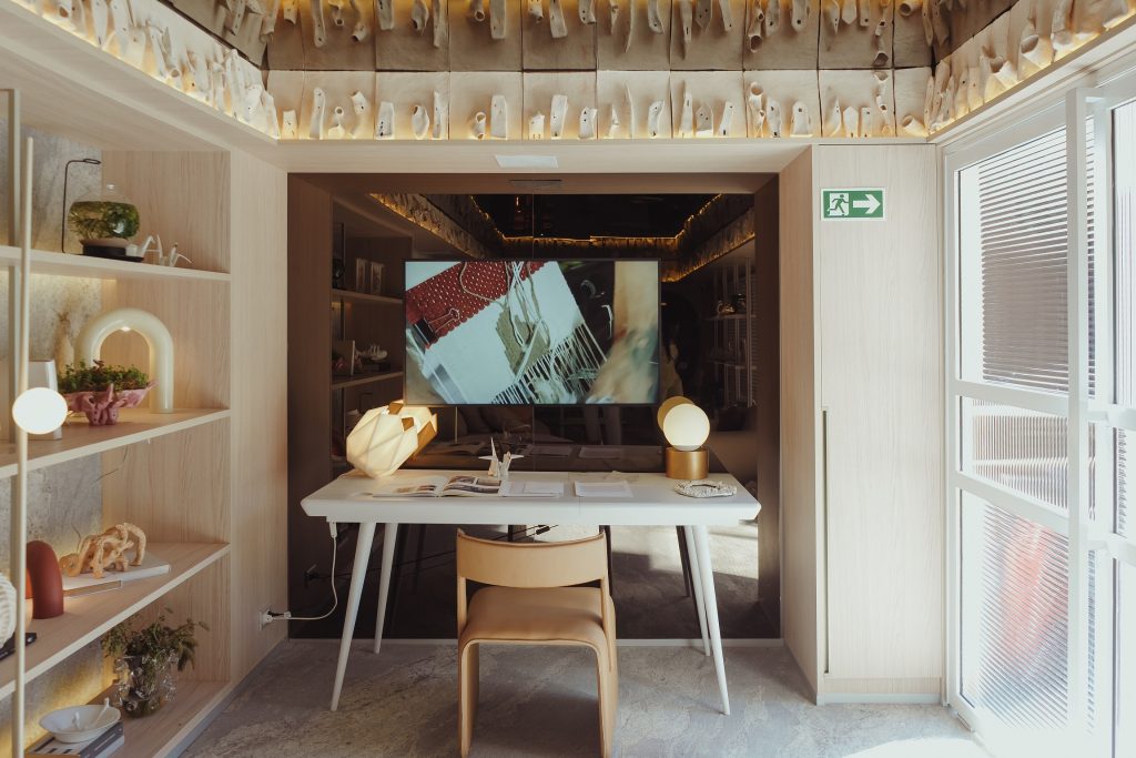 Stúdio do Artista | Casa Cor 2025 - ambientes personalizados de alto padrão - muxarabi - madeira clara