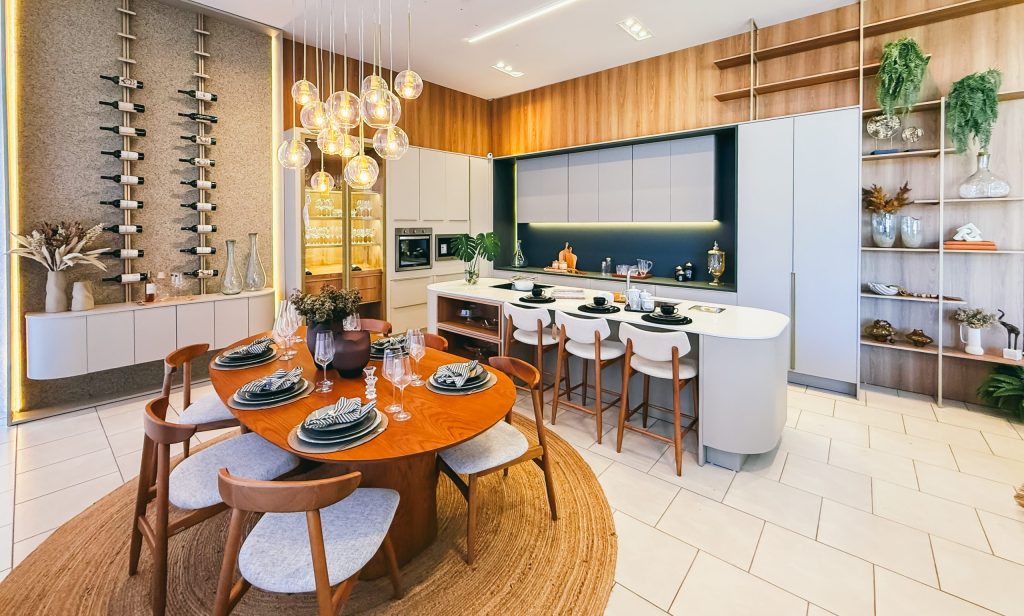 cozinha de luxo com ilha orgânica, adega de vinhos vertical - cristaleira -  Tendências de cozinha para 2025