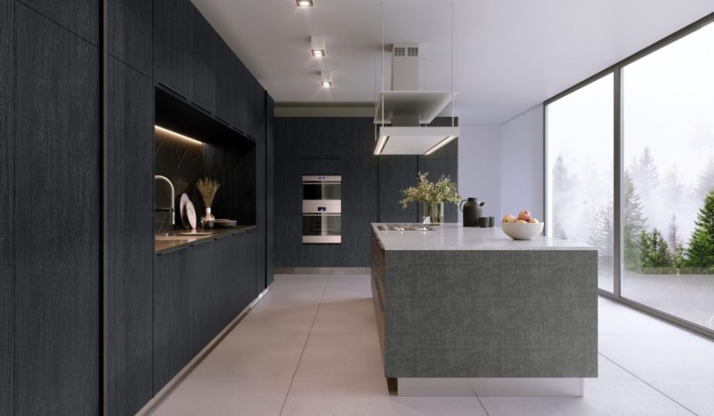 Cozinha e Espaço gourmet com mesa grande, em tons escuros. Eletrodomésticos embutidos. Invisible Kitchen. Cozinha Completa Planejada Finger. 