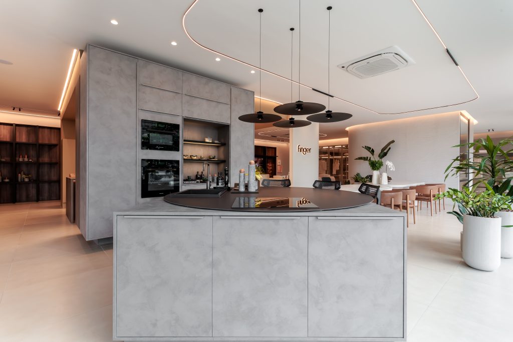 Cozinha Luxo - Móveis Planejados de Alto padrão - Com ilha e torre quente. Mesa para cozinha