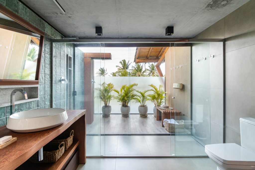 Decoração de casa de praia, em Maragogi - Estilo rústico chic - banheiro ao ar livre